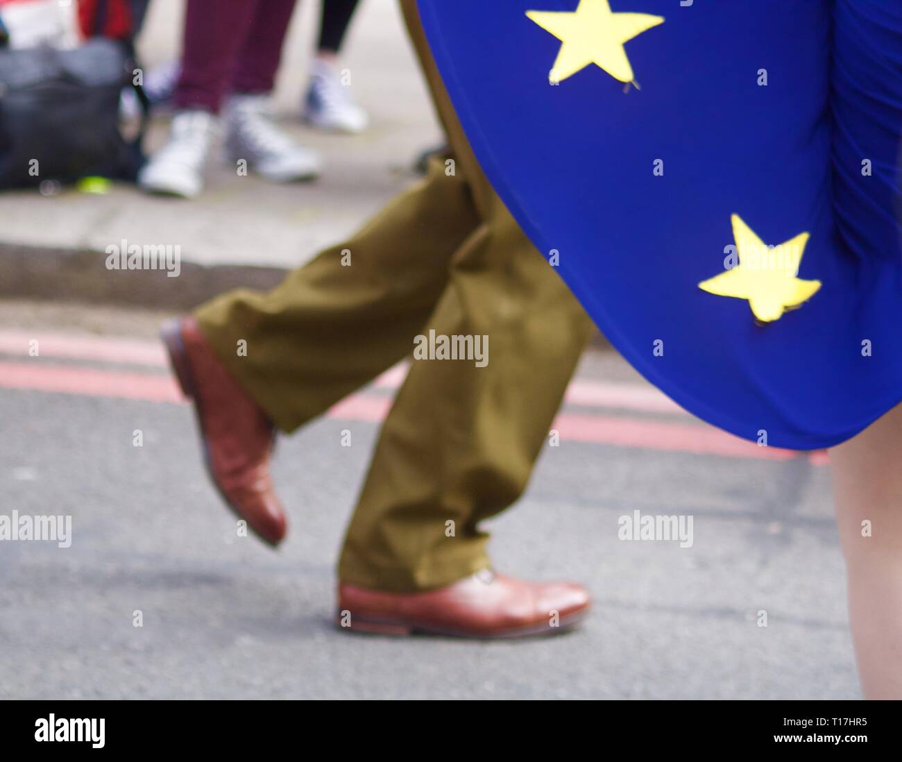 Abbassare le gambe di un uomo e di una donna dancing - donna che indossa blu mantello europea con stelle d'oro Foto Stock