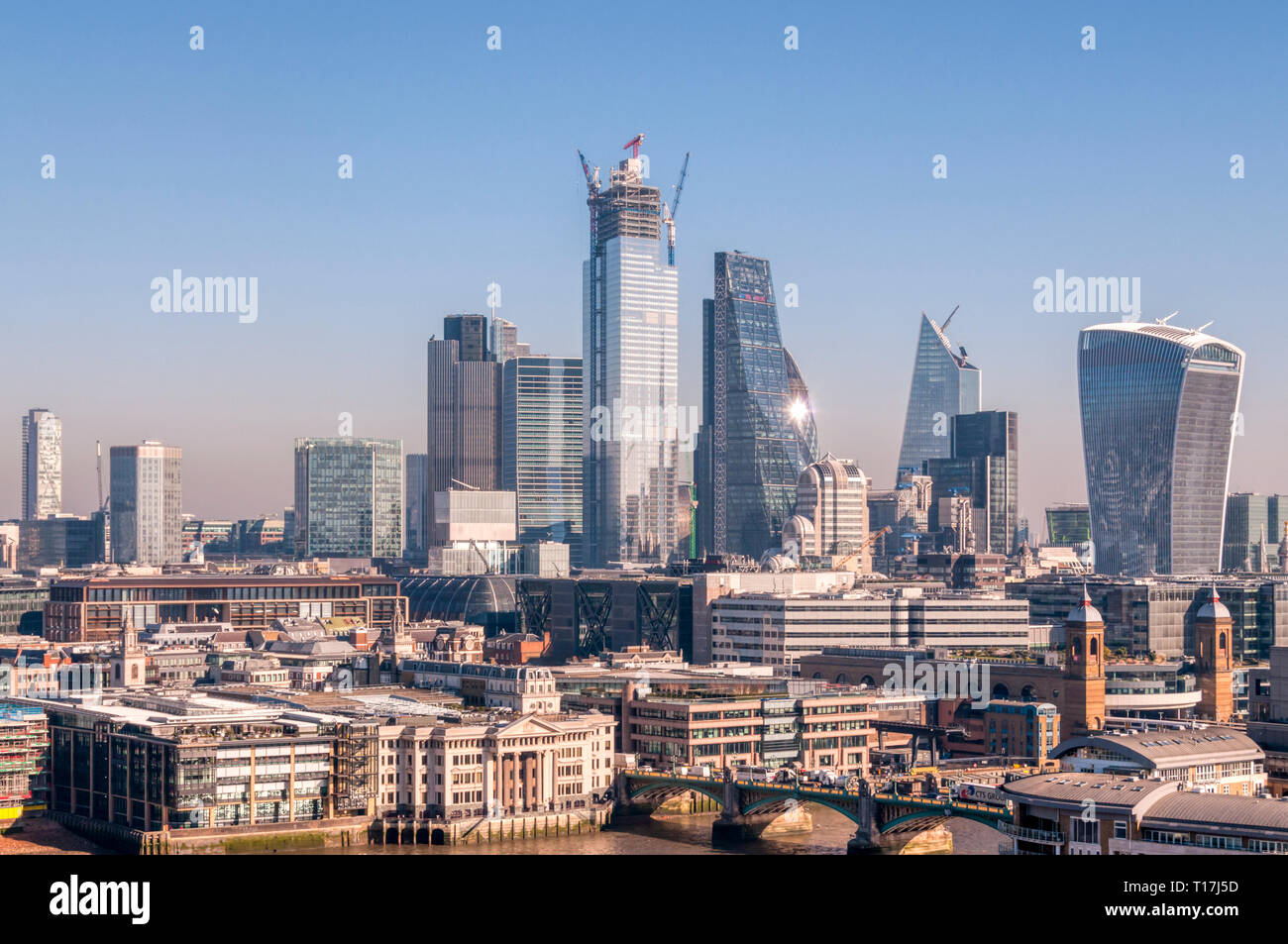 City of London skyline visto da sud del fiume Tamigi. Foto Stock