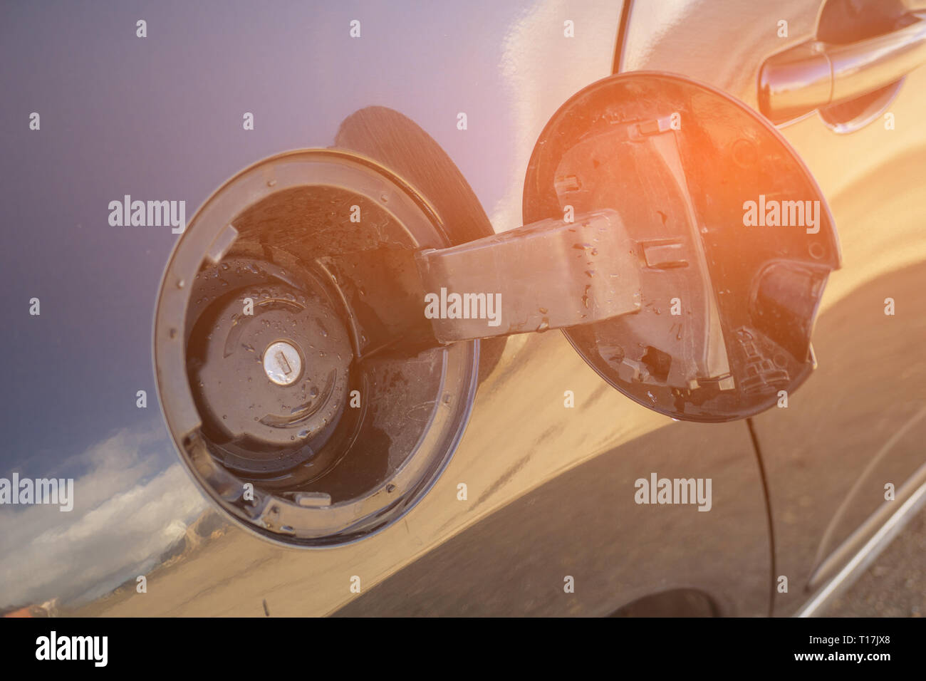 Esterno della vettura con sportello del bocchettone di rifornimento serbatoio carburante aperto Foto Stock