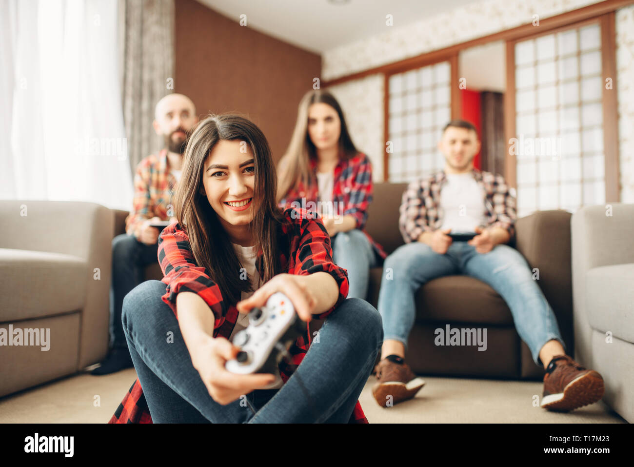 Happy amici con joystick riproduce video console Foto Stock