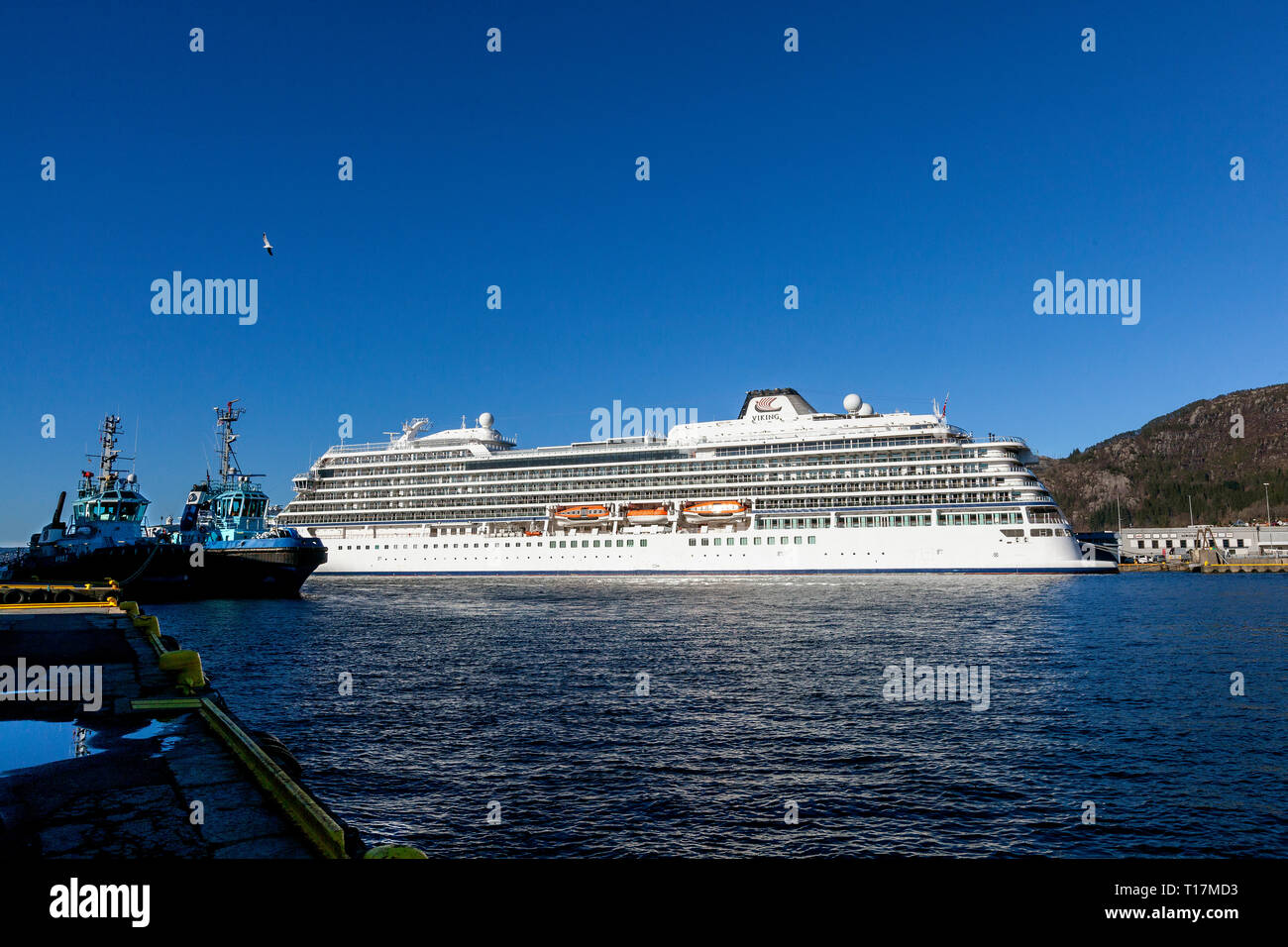 Nave da crociera Viking Sky nel porto di Bergen, Norvegia, dieci giorni  prima del drammatico incidente di Hustadvika più a nord sulla costa  norvegese. Coinciden Foto stock - Alamy