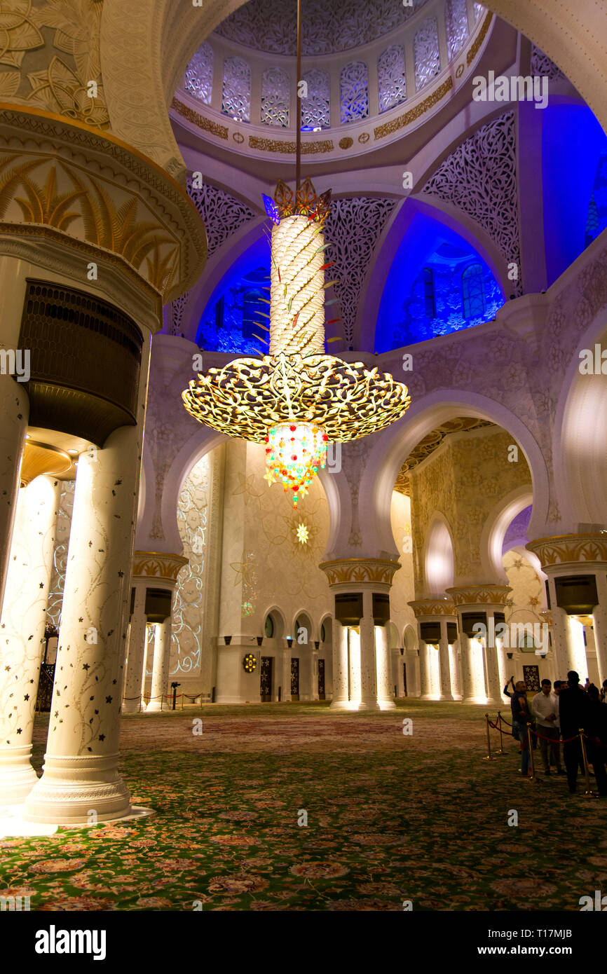 Abu Dhabi, Emirati Arabi Uniti - 26 Gennaio 2018: Sheikh Zayed grande moschea lussuoso lampadario e interno di notte Foto Stock