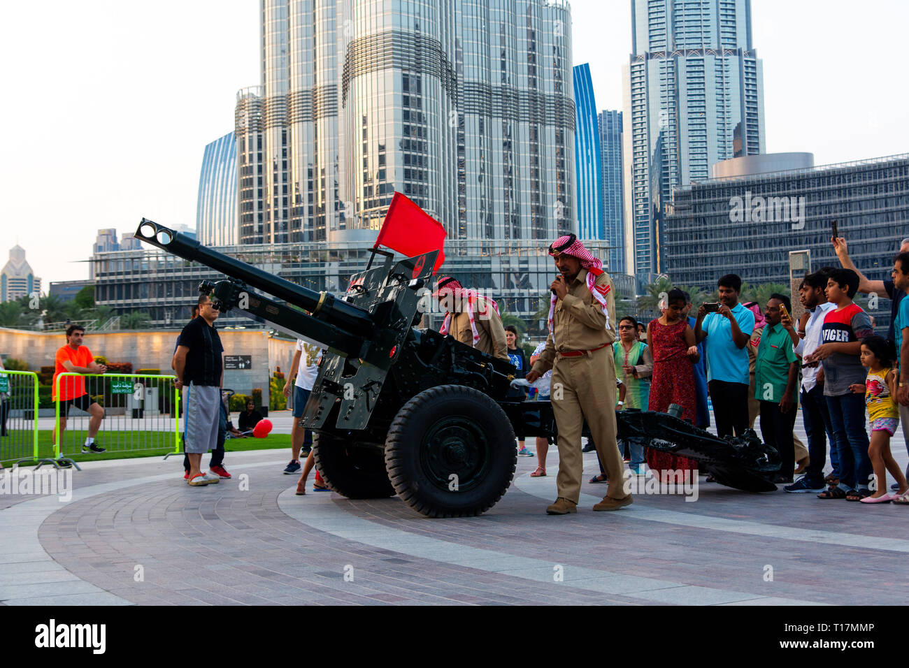 Dubai, Emirati Arabi Uniti - 18 Maggio 2018: Il Ramadan di Canon e soldati nella parte anteriore del Burj Khalifa e il Dubai Mall fontana per segnalare la fine del d Foto Stock