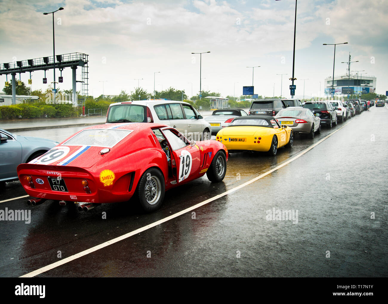 Vista laterale di una vernice Ferrari 250 GTO realizzata in colori nazionali francesi,in attesa di salire a bordo del tunnel euro,treno per la Francia, Foto Stock