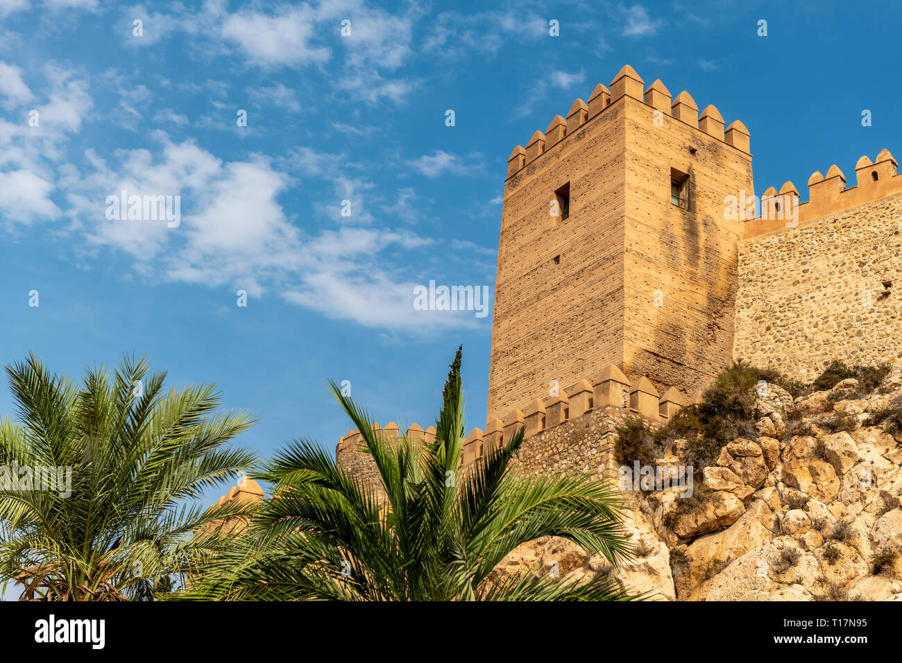La Alcazaba è una delle più emblematiche attrazioni turistiche di Almería, Spagna. Essa è visibile da qualsiasi punto della città e soprattutto la sua imponente Tow Foto Stock