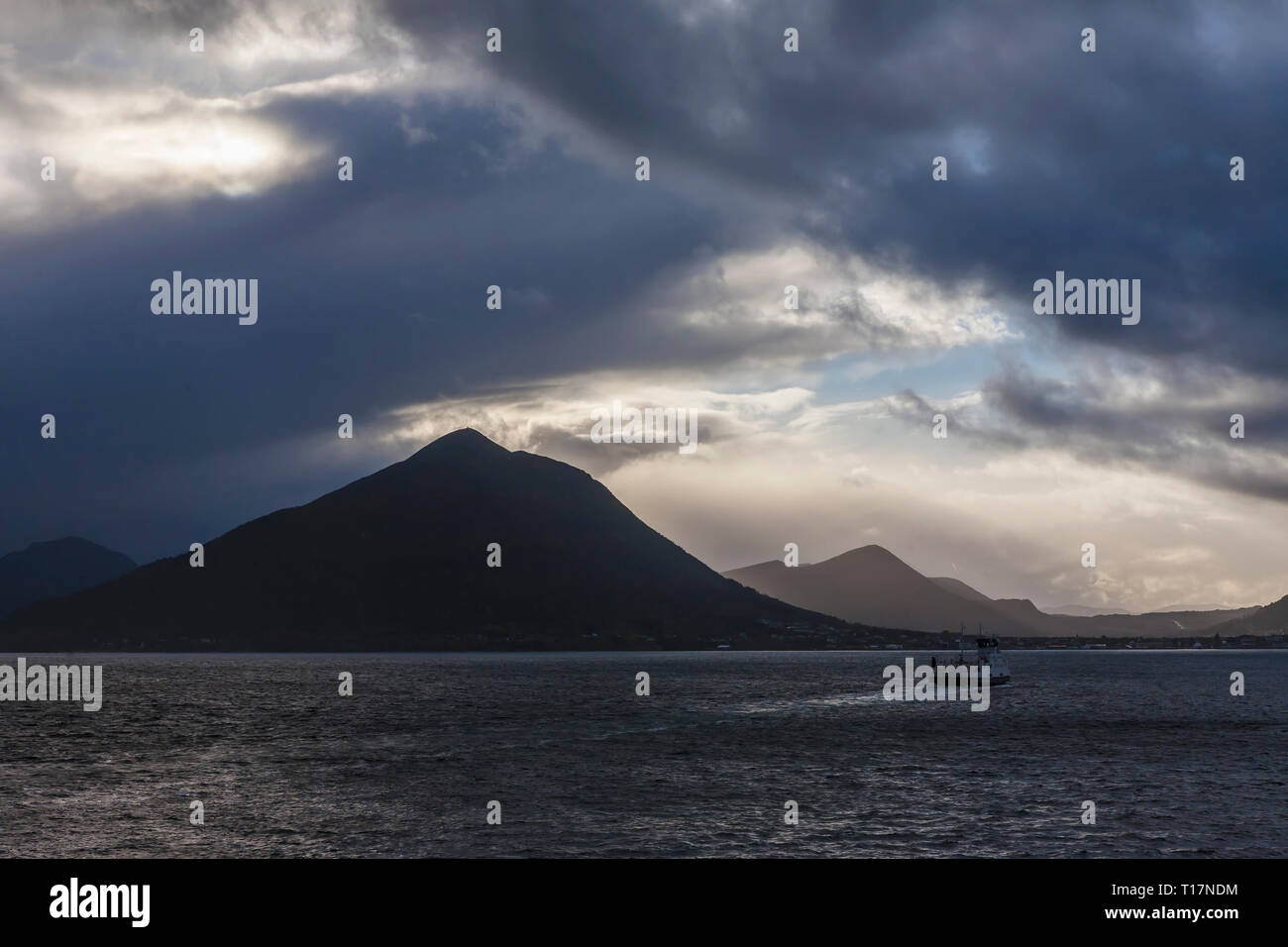 Il Sulesund per Hareid auto-traghetto sotto un cielo minaccioso, Sulafjorden, Møre og Romsdal, Norvegia Foto Stock