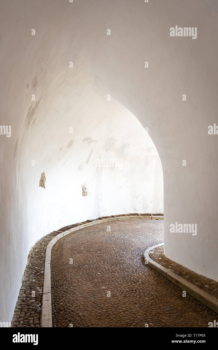 Passaggio in pena Palace. Il palazzo è un sito Patrimonio Mondiale dell'UNESCO e una delle sette meraviglie del Portogallo. Sintra, Portogallo Foto Stock