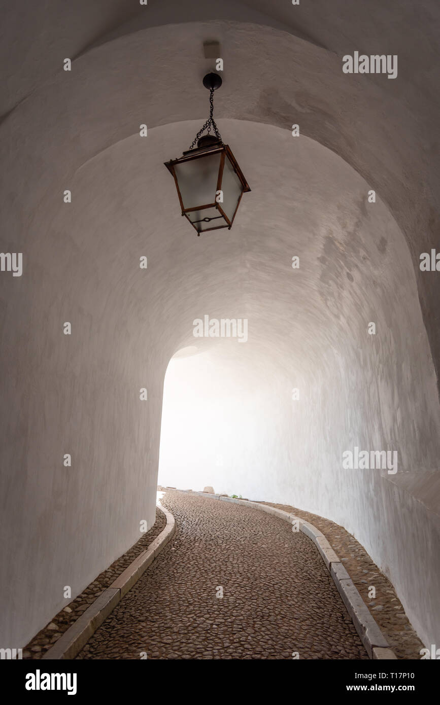Passaggio in pena Palace. Il palazzo è un sito Patrimonio Mondiale dell'UNESCO e una delle sette meraviglie del Portogallo. Sintra, Portogallo Foto Stock