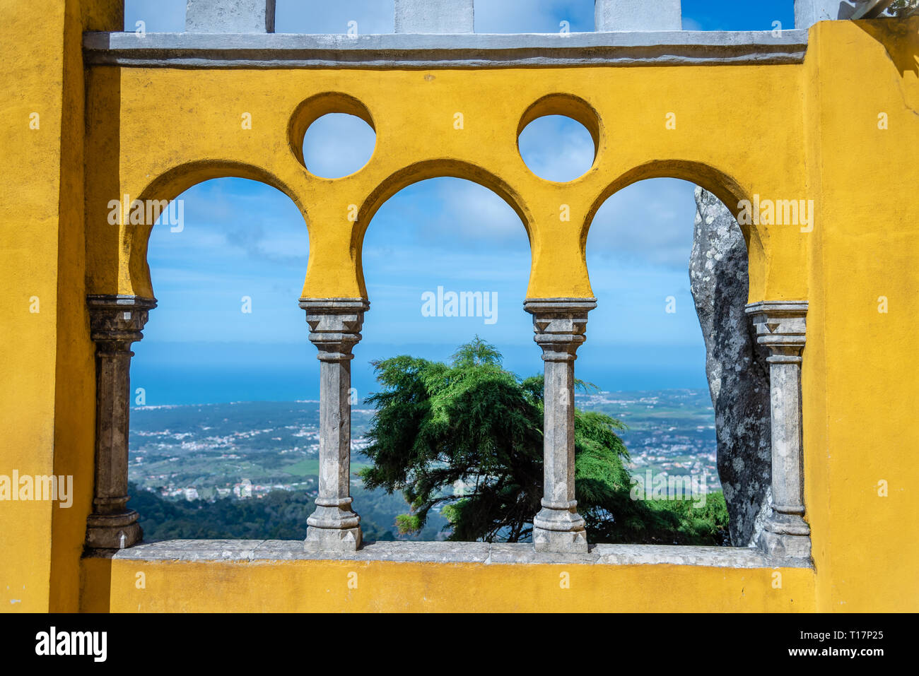 La vista dalla pena Palace. Il palazzo è un sito Patrimonio Mondiale dell'UNESCO e una delle sette meraviglie del Portogallo. Sintra, Portogallo Foto Stock