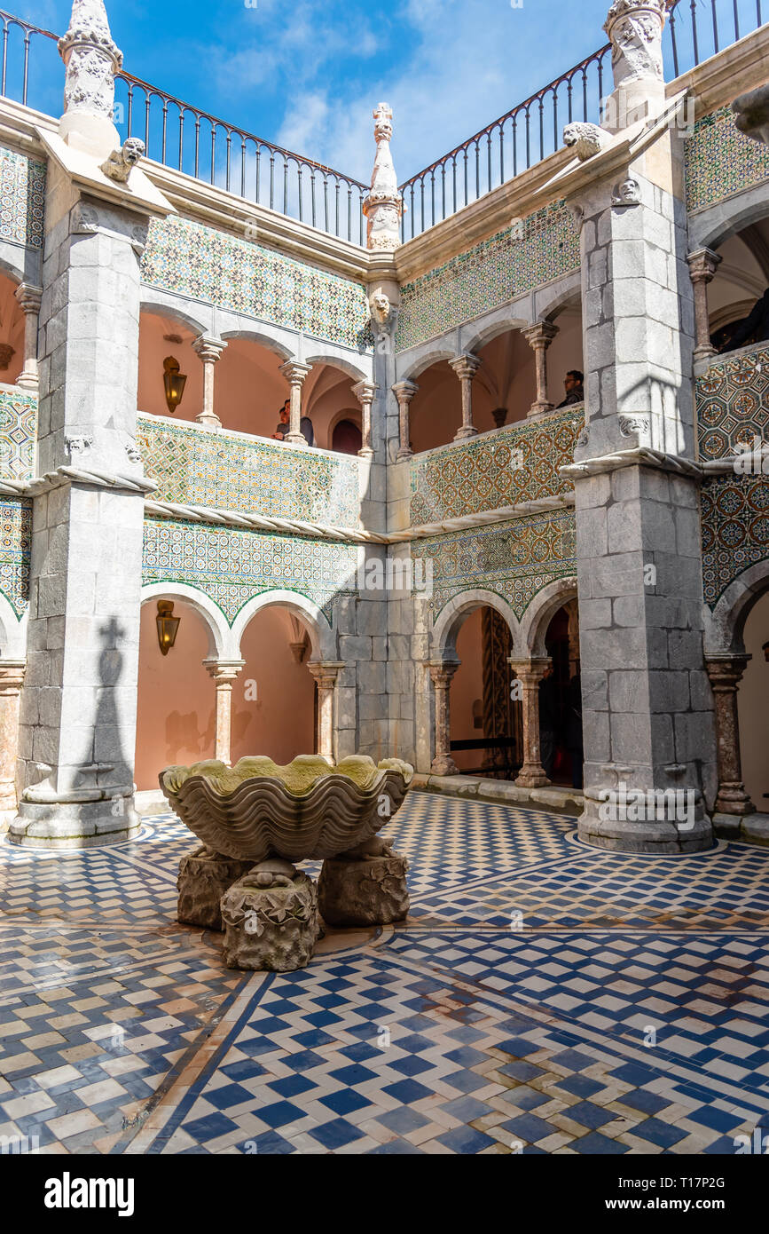 Cortile del Palazzo di pena. Il palazzo è un sito Patrimonio Mondiale dell'UNESCO e una delle sette meraviglie del Portogallo. Sintra, Portogallo Foto Stock