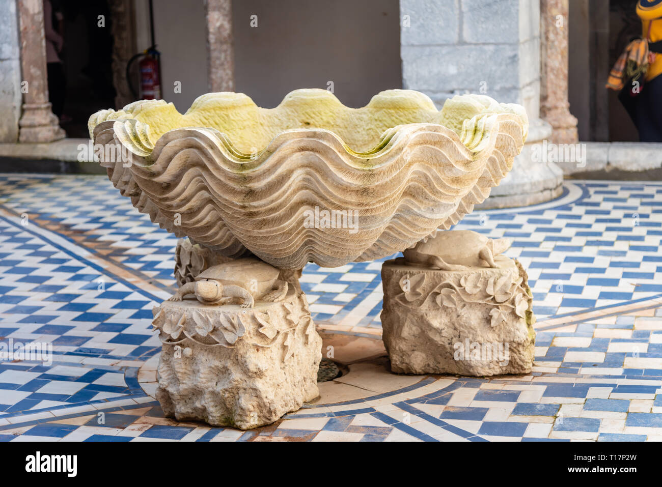 Cortile del Palazzo di pena. Il palazzo è un sito Patrimonio Mondiale dell'UNESCO e una delle sette meraviglie del Portogallo. Sintra, Portogallo Foto Stock