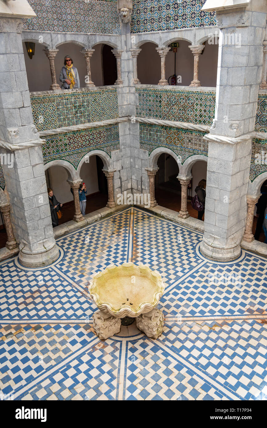 Cortile del Palazzo di pena. Il palazzo è un sito Patrimonio Mondiale dell'UNESCO e una delle sette meraviglie del Portogallo. Sintra, Portogallo Foto Stock