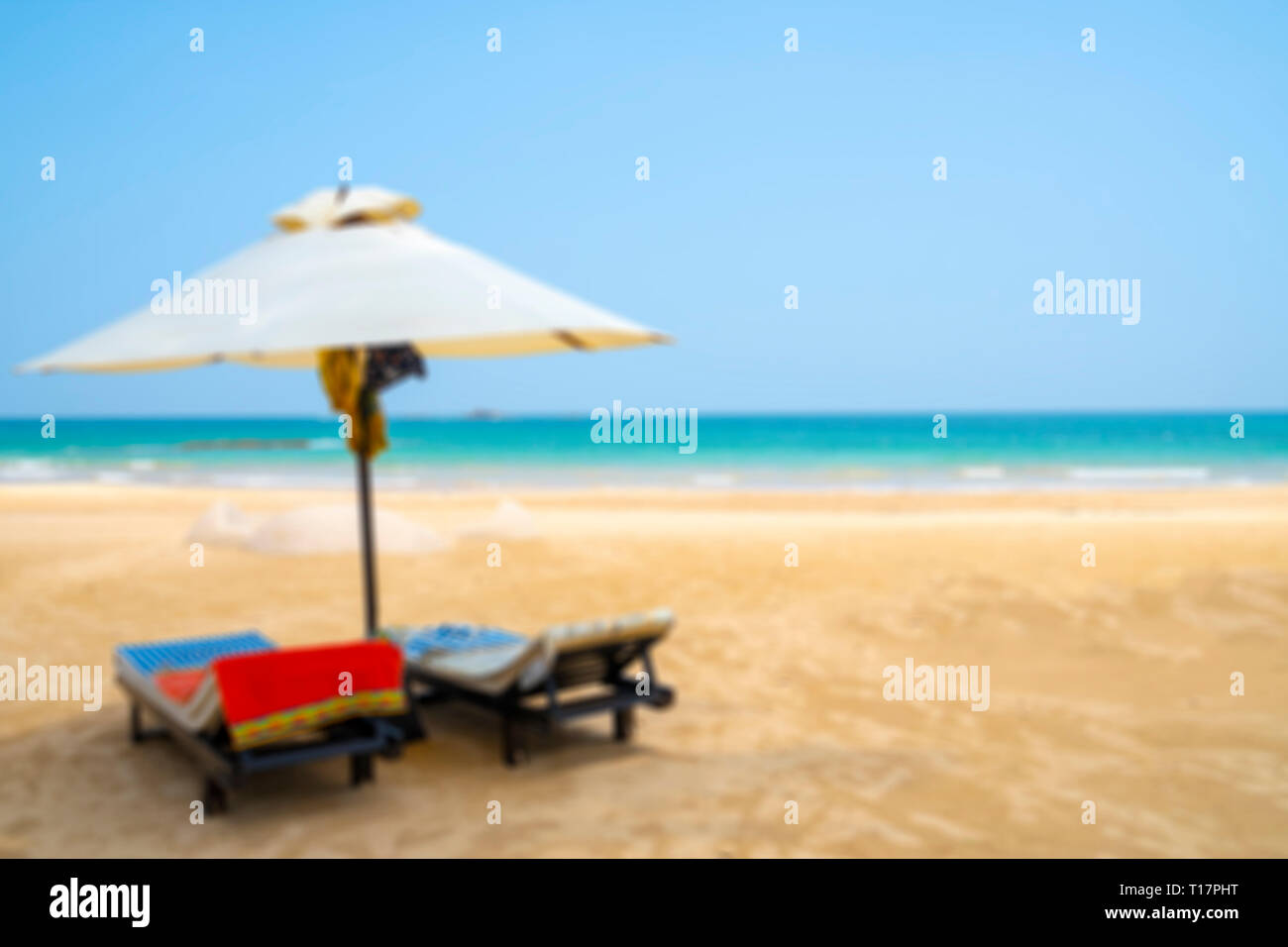 Spiaggia, palme, sabbia, cielo blu - Un luogo di vacanze e di svago. Messa a fuoco morbida dello sfondo per il lettering. Foto Stock