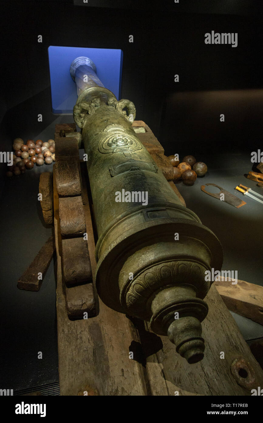 Vista lungo una delle conserve di Canon nella Mary Rose Museum, Portsmouth Historic Dockyard, REGNO UNITO Foto Stock