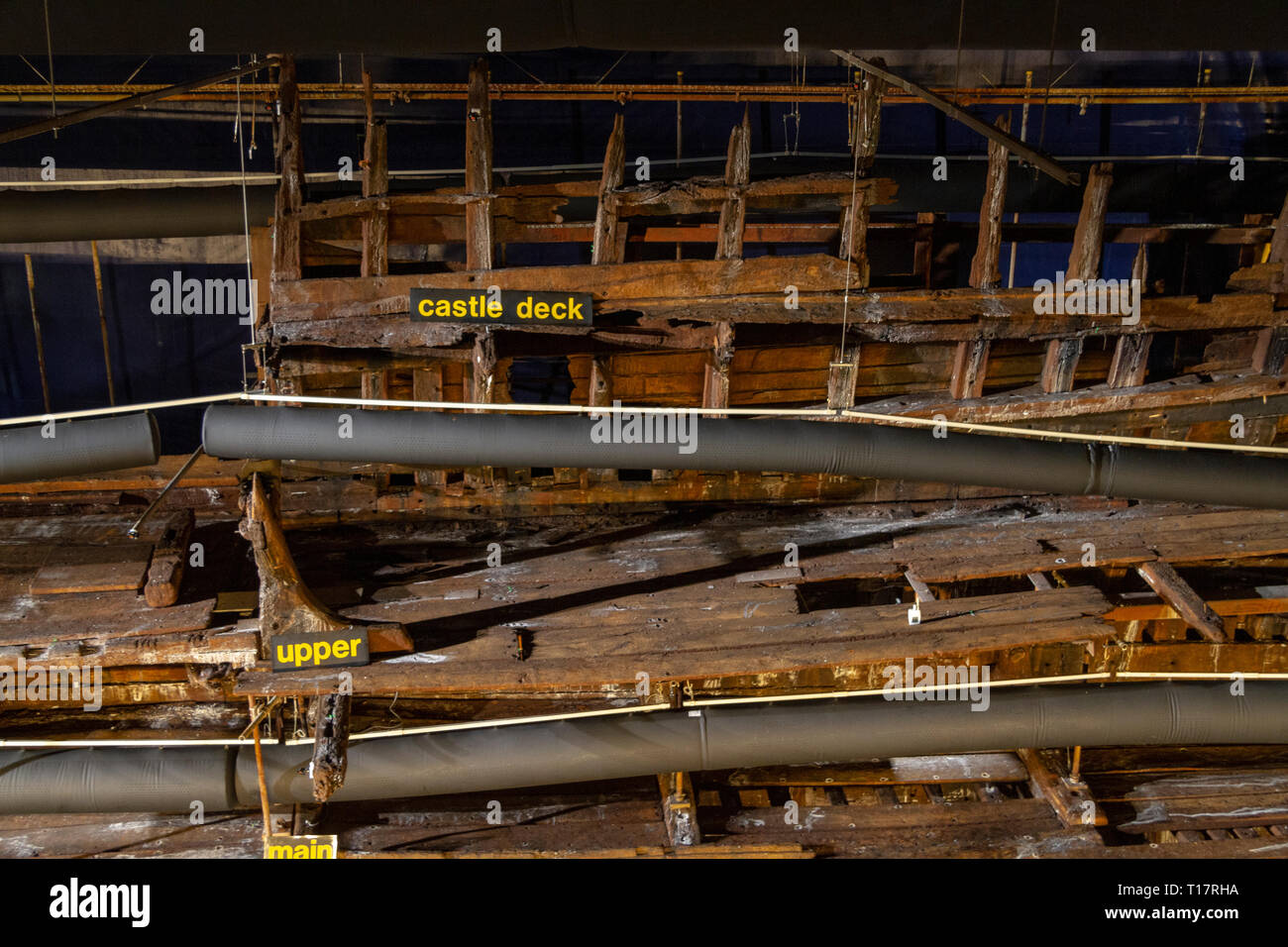 Dettaglio della Mary Rose stessa che mostra il castello del livello del ponte in Mary Rose Museum, Portsmouth Historic Dockyard, REGNO UNITO Foto Stock