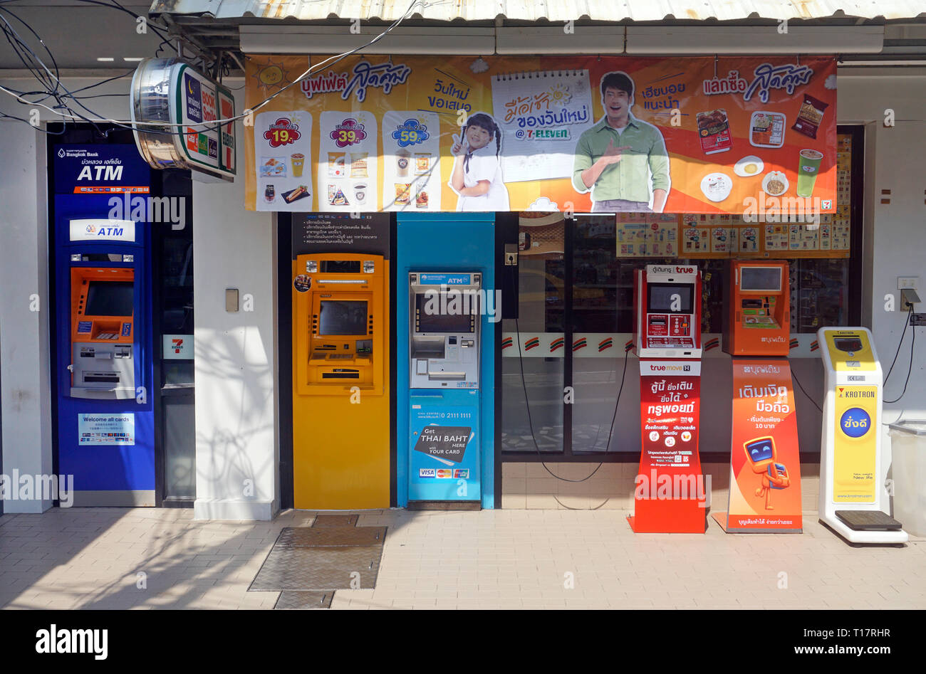 Sportello bancomat macchine in un piccolo supermercato, Lamai Beach, Koh Samui, Surat Thani, Golfo di Thailandia, Tailandia Foto Stock