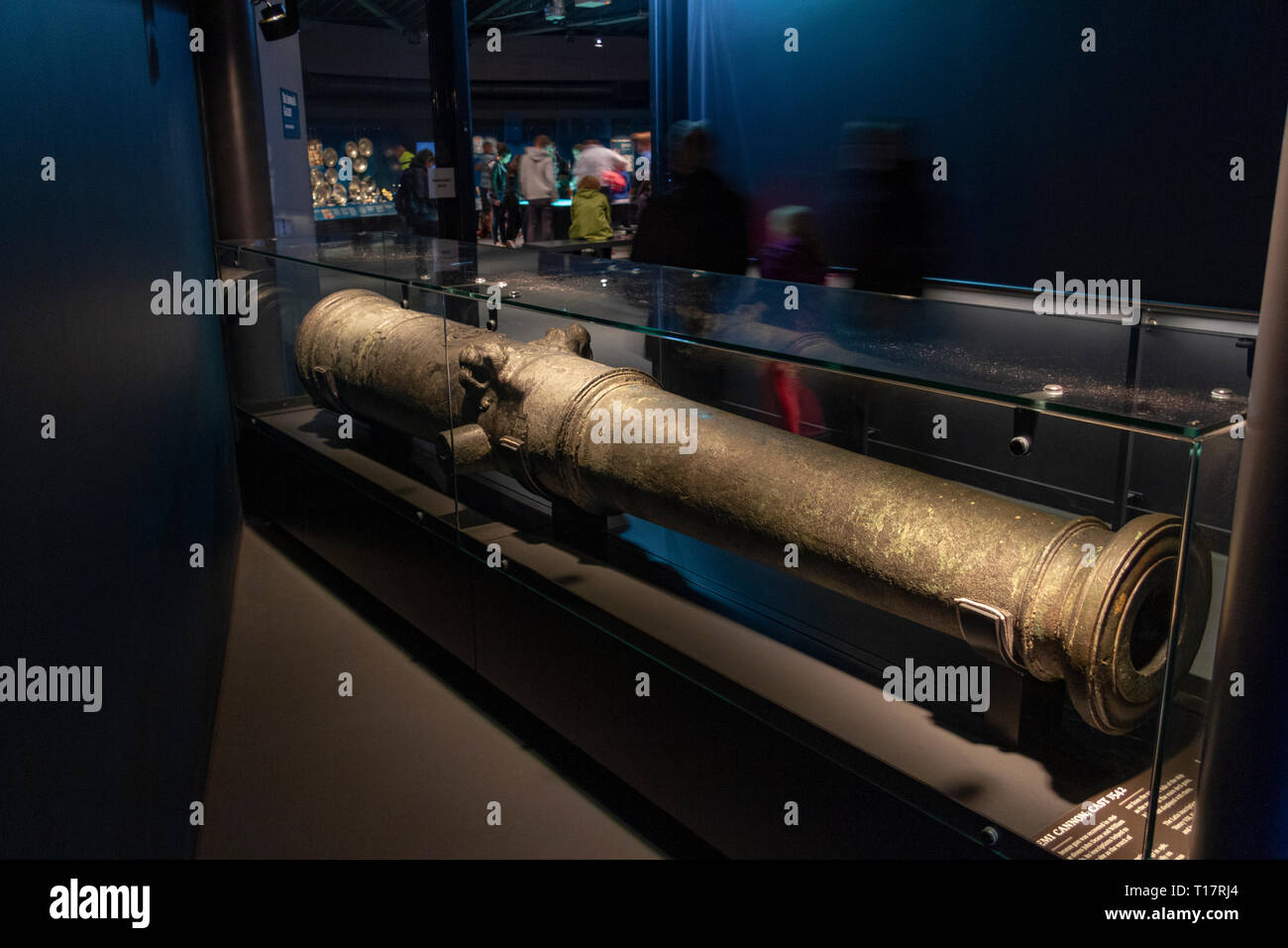 Un cannone demi, gettato nel 1542, sul display in Mary Rose Museum, Portsmouth Historic Dockyard, REGNO UNITO Foto Stock