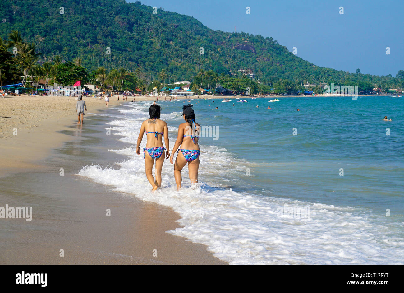 Due ragazze passeggiando a Lamai Beach su Koh Samui, Golfo di Thailandia, Tailandia Foto Stock