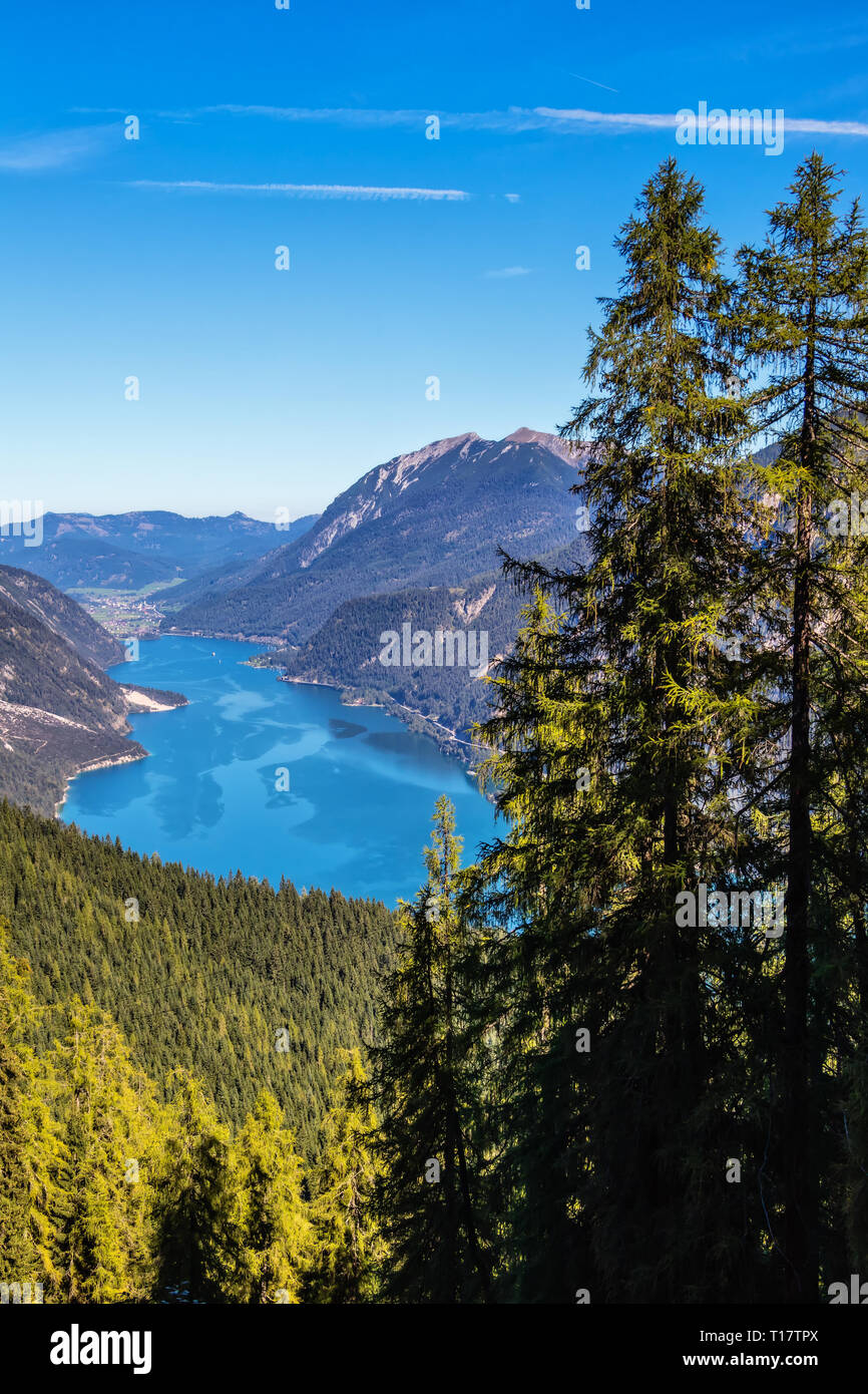 Durante una escursione sulla Bärenkopf si avrà sempre grandi vedute del lago Achensee e la Tyrlean Alpi. Foto Stock