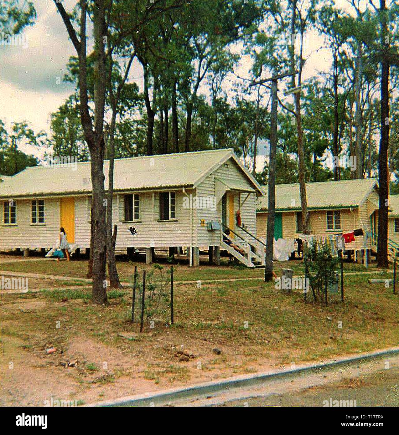 1969 -l'immigrazione Wacol hostel,vicino a Brisbane Queensland (ora prigione) -sistemazione capanne in background Foto Stock