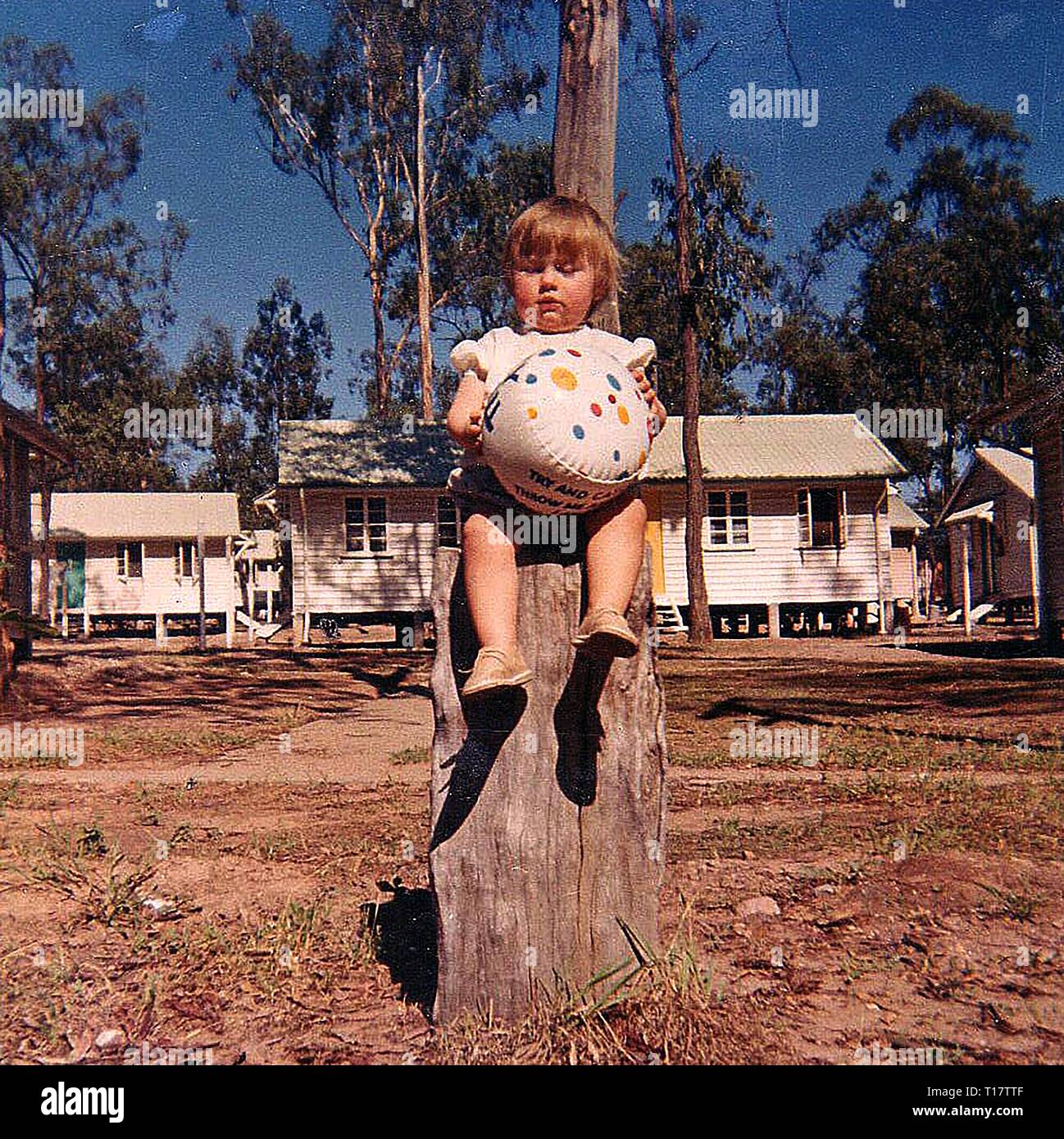 1969 -l'immigrazione Wacol hostel,vicino a Brisbane Queensland (ora prigione) -sistemazione capanne in sfondo mostrante un neo arrivato British immigrato Foto Stock