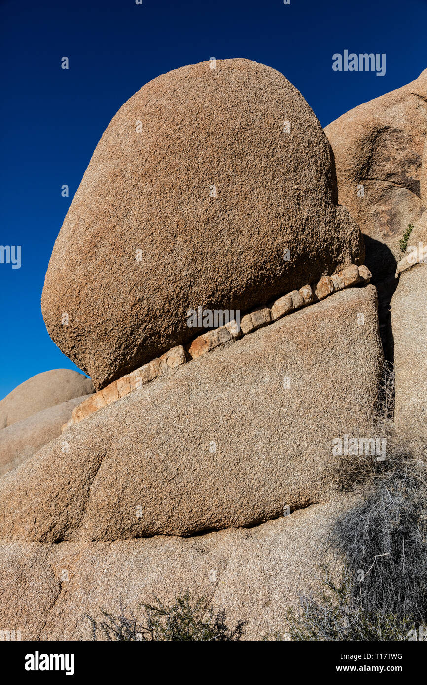 Il granito formazioni rocciose sono disponibili in molte forme incredibili - Joshua Tree National Park, California Foto Stock