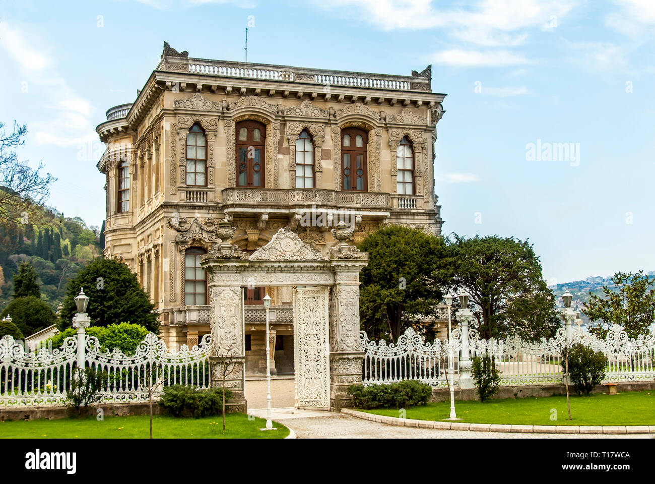 Istanbul, Turchia, 17 Aprile 2006: Palazzi sul Bosforo, Kucuksu Kasri, Anadolu Hisari Foto Stock