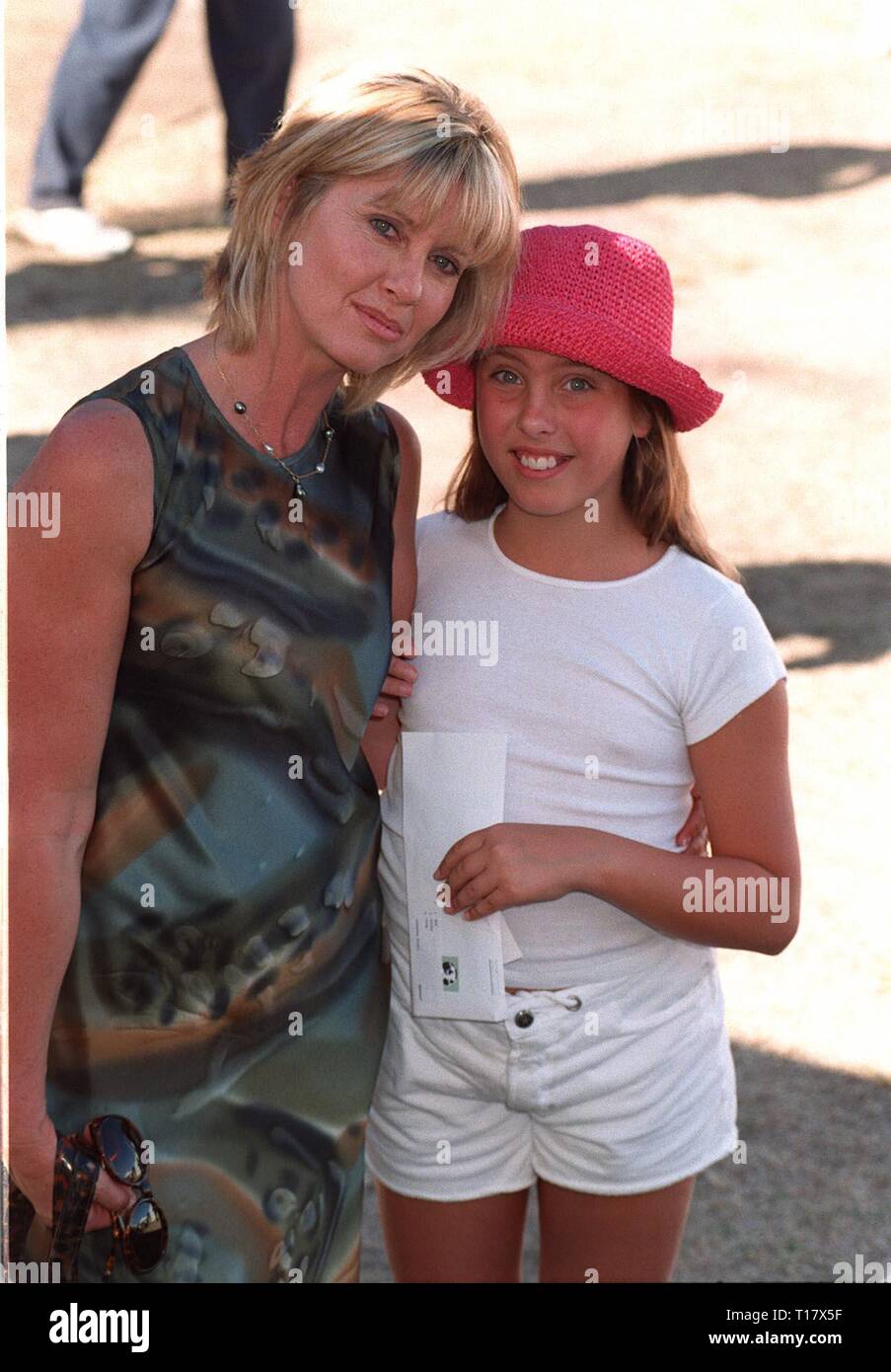 LOS ANGELES, CA. 02 novembre 1997: cantante Olivia Newton-John & figlia Chloe Rose Lattanzi presso l'Environmental Media Awards di Los Angeles. Foto Stock