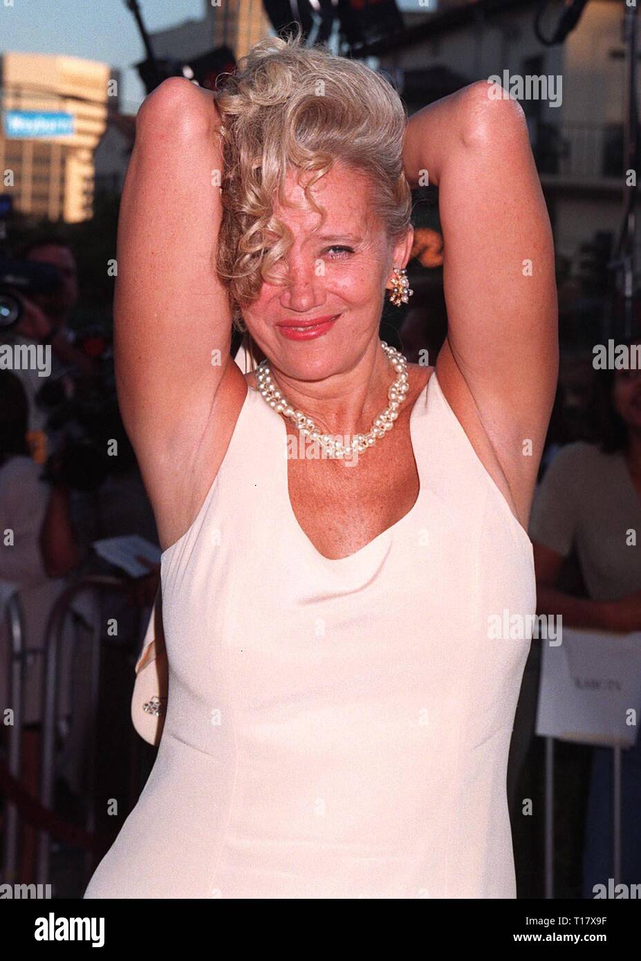 LOS ANGELES, CA. Agosto 25, 1997: attrice Sally Kirkland alla premiere del suo nuovo film, "eccedenza bagaglio", in cui ella stelle con Alicia Silverstone. Foto Stock