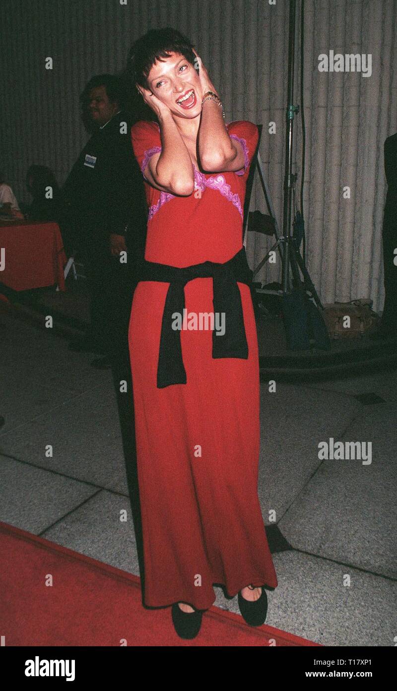 LOS ANGELES, CA. Ottobre 16, 1997: attrice Uma Thurman alla premiere del suo nuovo film,'Gattaca' in cui ella stelle con Ethan Hawke. Foto Stock