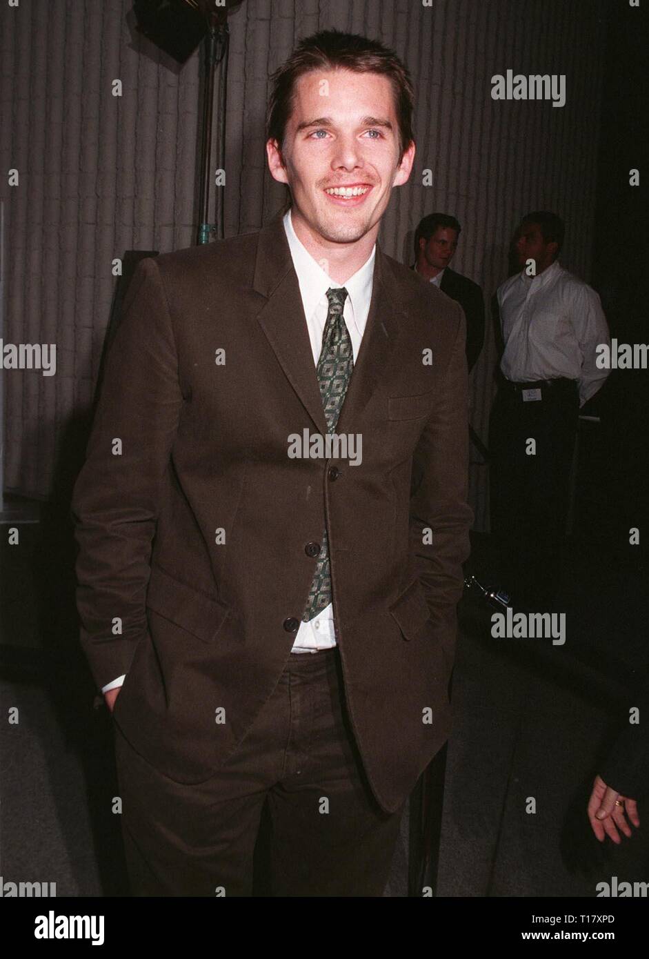 LOS ANGELES, CA. Ottobre 16, 1997: Attore Ethan Hawke a premiere del suo nuovo film, "Gattaca,' in cui lui stelle con Uma Thurman. Foto Stock