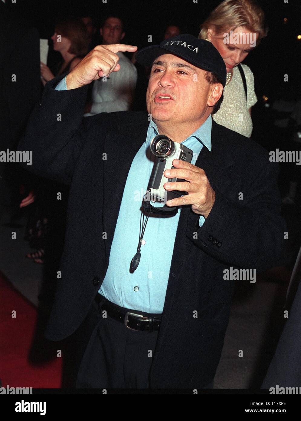 LOS ANGELES, CA. Ottobre 16, 1997: Attore Danny Devito a premiere di "Gattaca' che ha prodotto. Le stelle del cinema Ethan Hawke e Uma Thurman. Foto Stock