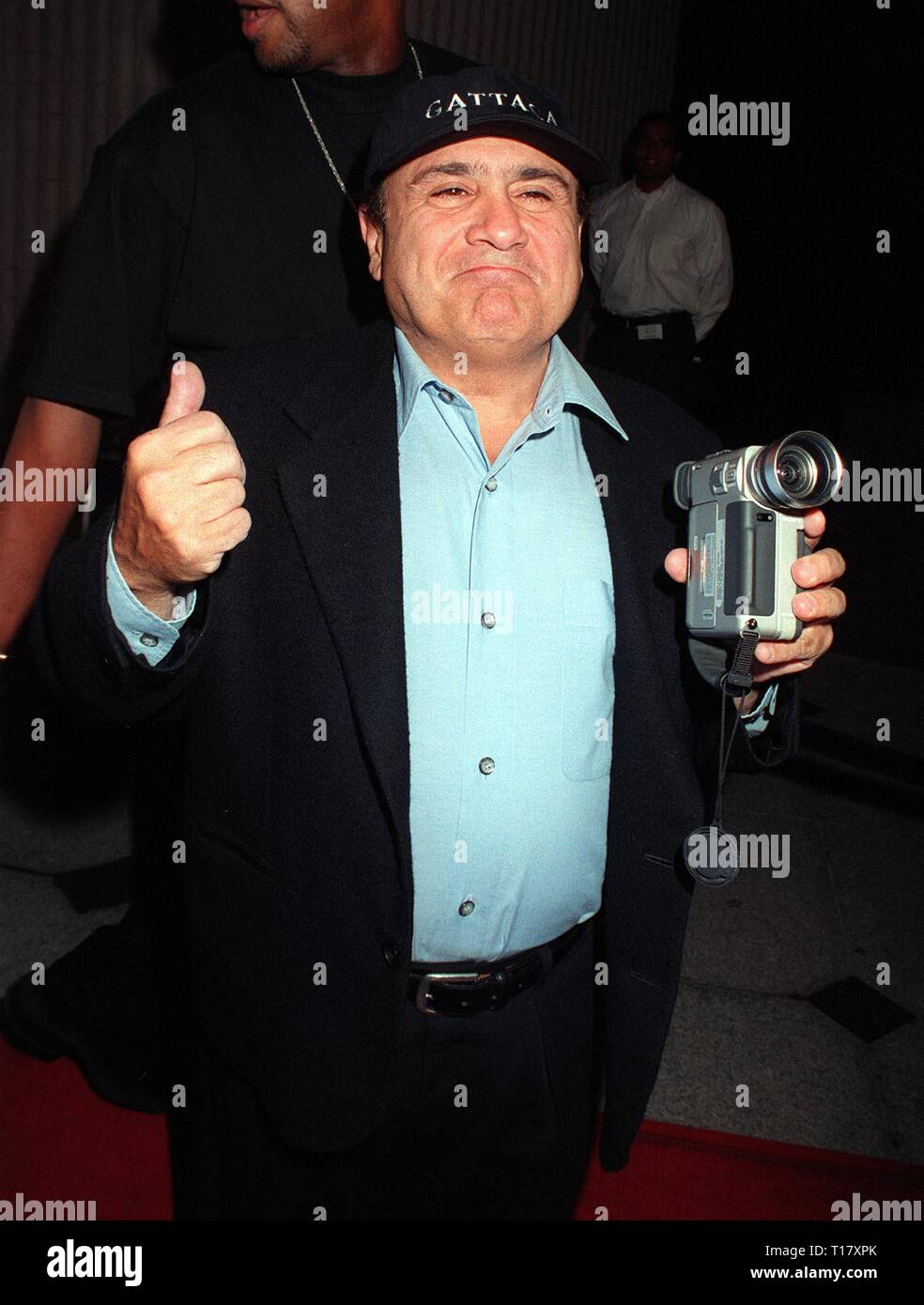 LOS ANGELES, CA. Ottobre 16, 1997: Attore Danny Devito a premiere di "Gattaca' che ha prodotto. Le stelle del cinema Ethan Hawke e Uma Thurman. Foto Stock