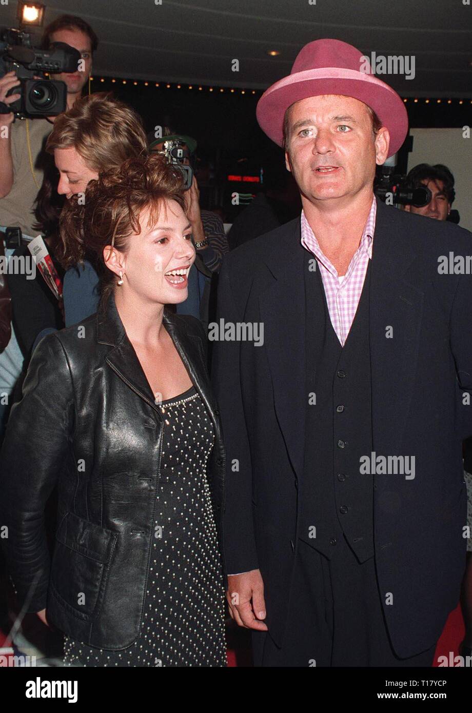LOS ANGELES, CA. Novembre 11, 1997: Attore Bill Murray & attrice britannica Joanne Whalley a premiere a Los Angeles del loro nuovo film, "l'uomo che sapeva troppo poco." Foto Stock