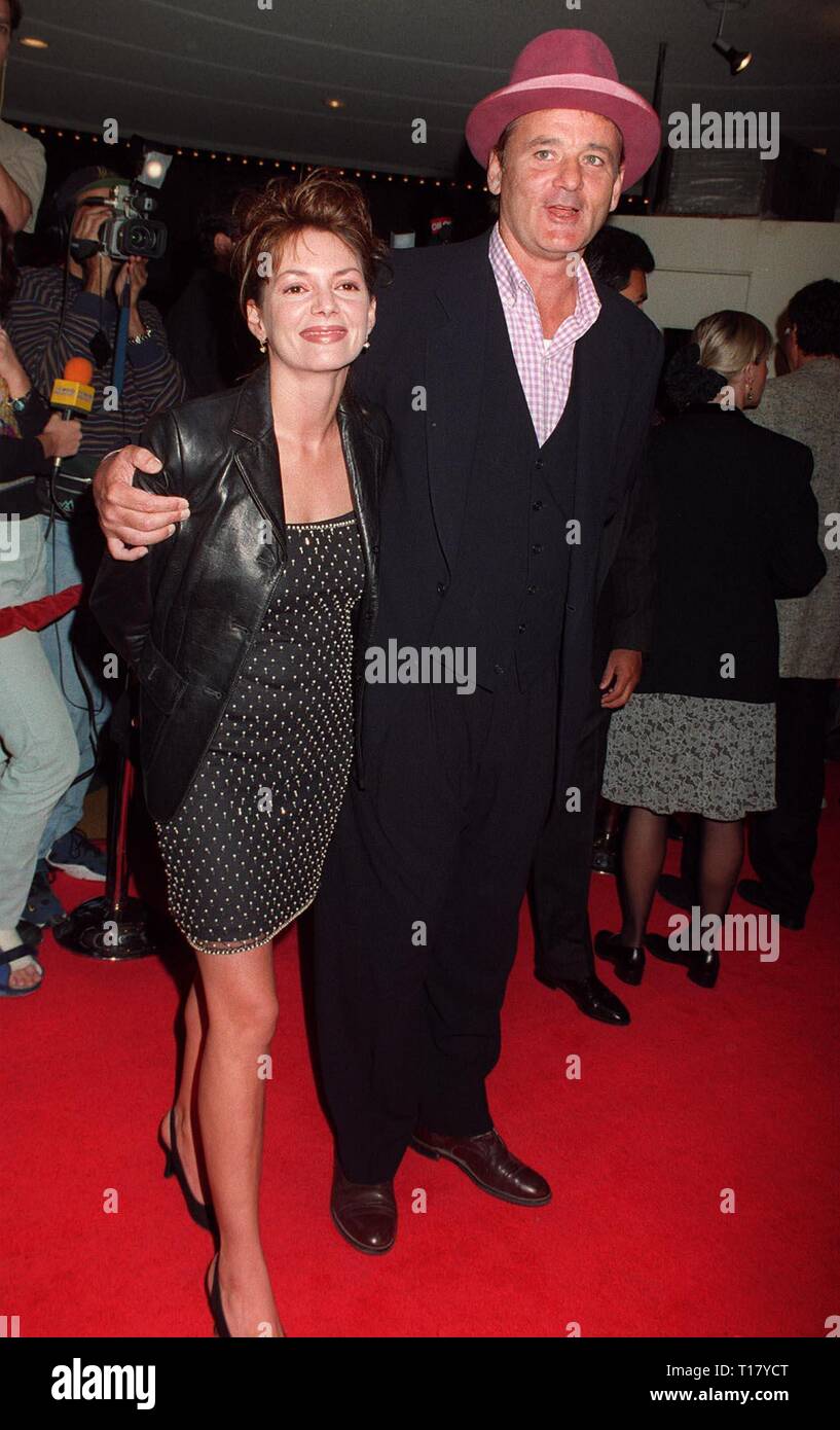 LOS ANGELES, CA. Novembre 11, 1997: Attore Bill Murray & attrice britannica Joanne Whalley a premiere a Los Angeles del loro nuovo film, "l'uomo che sapeva troppo poco." Foto Stock