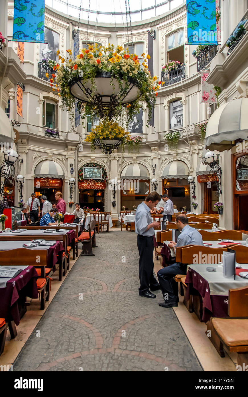 Istanbul, Turchia, 24 Maggio 2006: Cicek Pasaji (letteralmente il passaggio di fiori in turco), originariamente chiamato il Cite de Pera, è un famoso passaggio storico (g Foto Stock