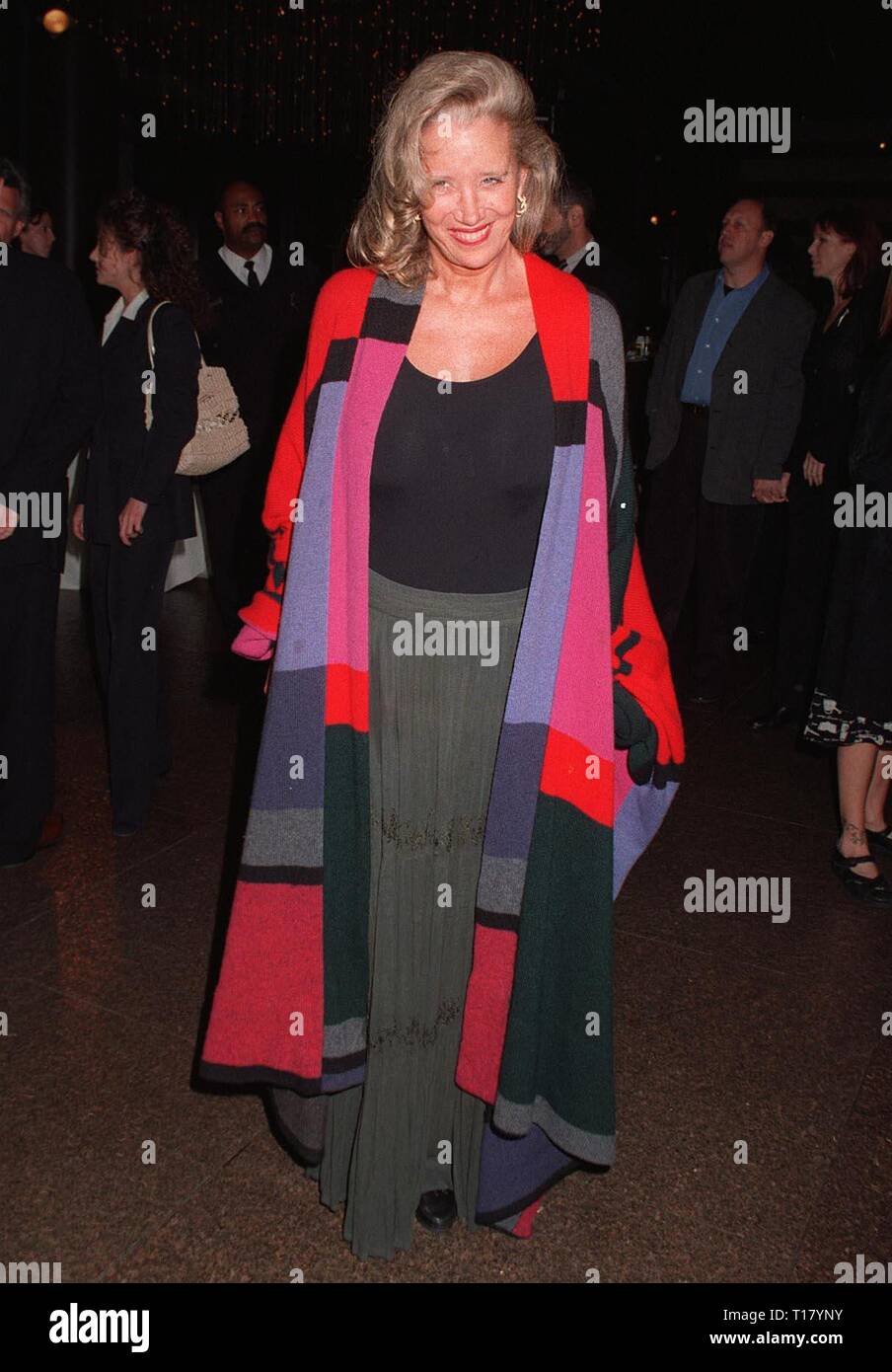 LOS ANGELES, CA. Ottobre 20, 1997: attrice Sally Kirkland a premiere a Los Angeles di "Prima le donne avevano ali." Il film è il primo di Oprah Winfrey's gli Harpo Films production company. Foto Stock