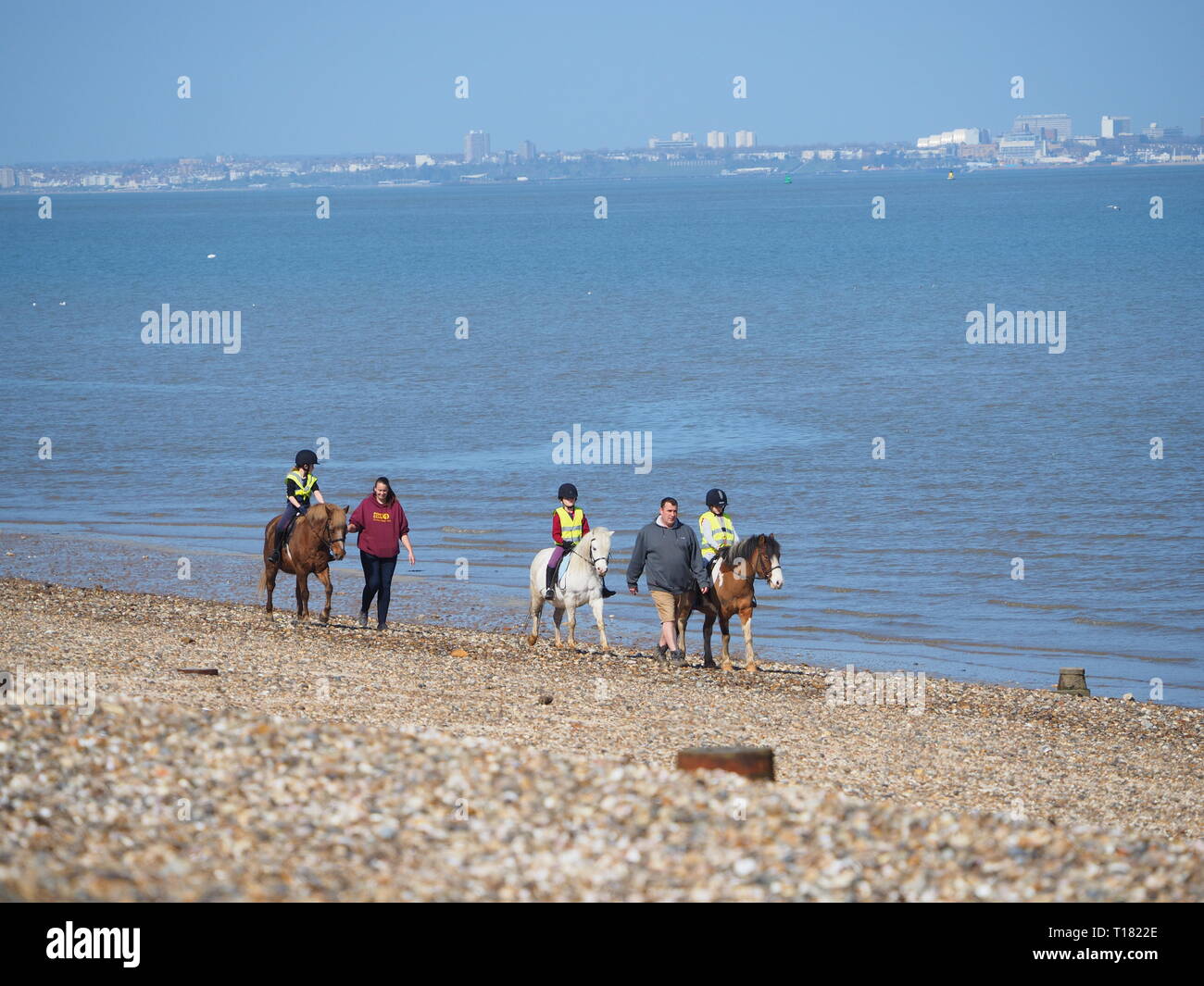 Cattedrale sul mare, Kent, Regno Unito. Il 24 marzo 2019. Regno Unito Meteo: un soleggiato e caldo giorno nella Cattedrale sul mare nel Kent come testa di persone in spiaggia per godersi il bel tempo. Credito: James Bell/Alamy Live News Foto Stock