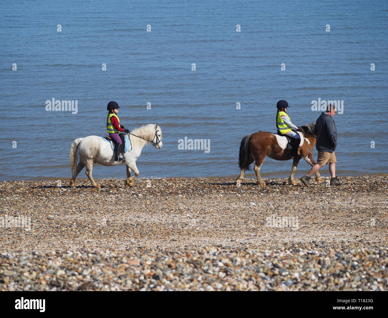 Cattedrale sul mare, Kent, Regno Unito. Il 24 marzo 2019. Regno Unito Meteo: un soleggiato e caldo giorno nella Cattedrale sul mare nel Kent come testa di persone in spiaggia per godersi il bel tempo. Credito: James Bell/Alamy Live News Foto Stock