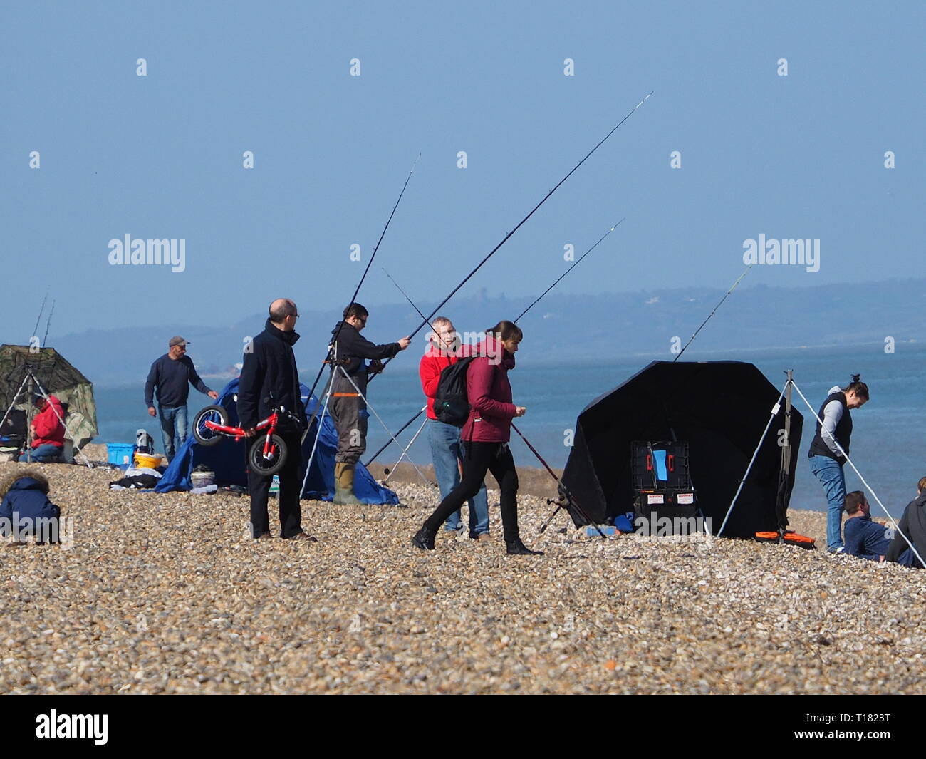 Cattedrale sul mare, Kent, Regno Unito. Il 24 marzo 2019. Regno Unito Meteo: un soleggiato e caldo giorno nella Cattedrale sul mare nel Kent come testa di persone in spiaggia per godersi il bel tempo. Credito: James Bell/Alamy Live News Foto Stock