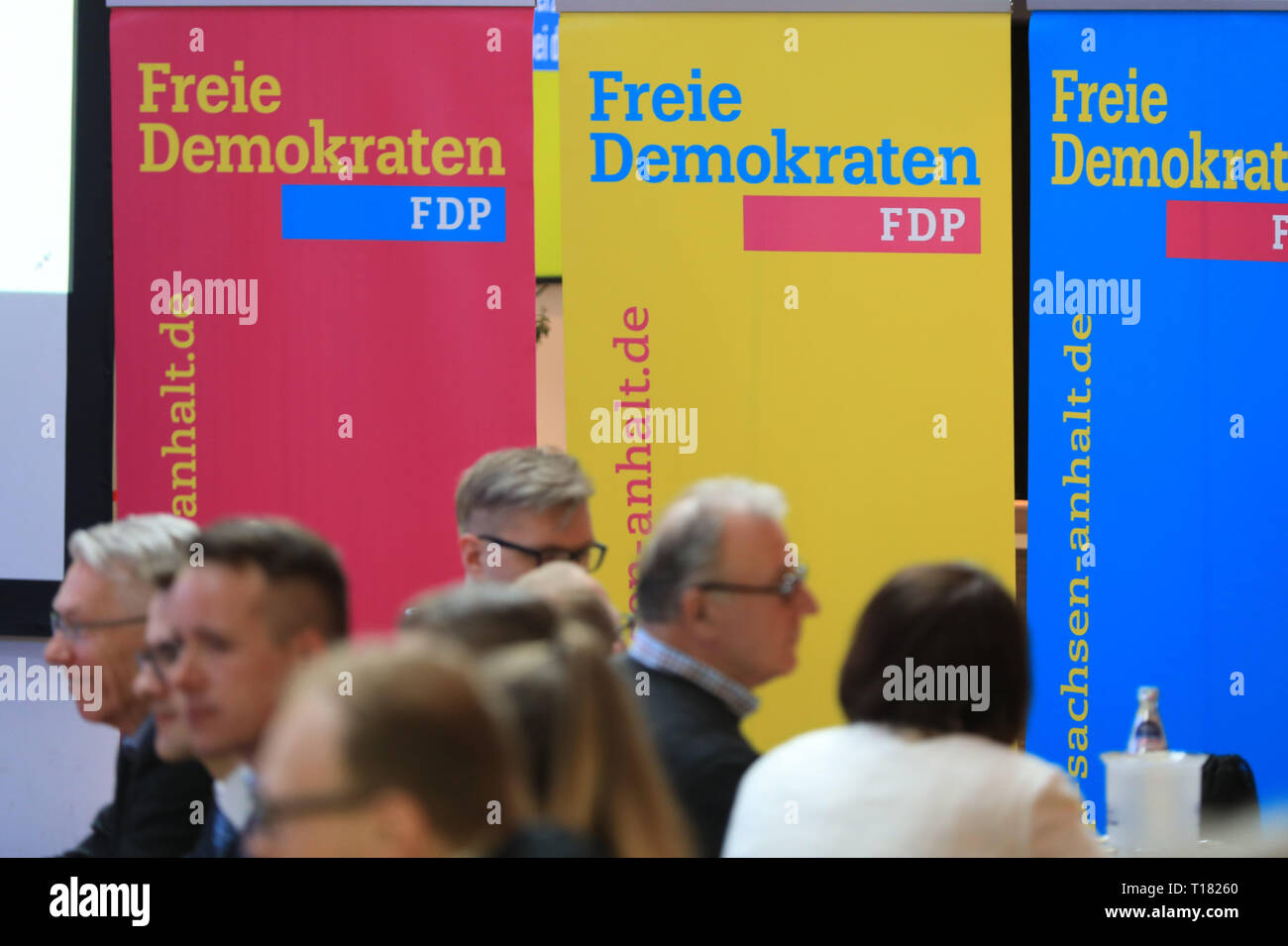 Magdeburg, Germania. 24 Mar, 2019. Poster con il logo del partito al ricevimento annuale della FDP Sassonia-Anhalt. I partecipanti sono stati informati e hanno discusso circa le elezioni locali nel maggio 2019. Credito: Pietro Gercke/dpa-Zentralbild/dpa/Alamy Live News Foto Stock