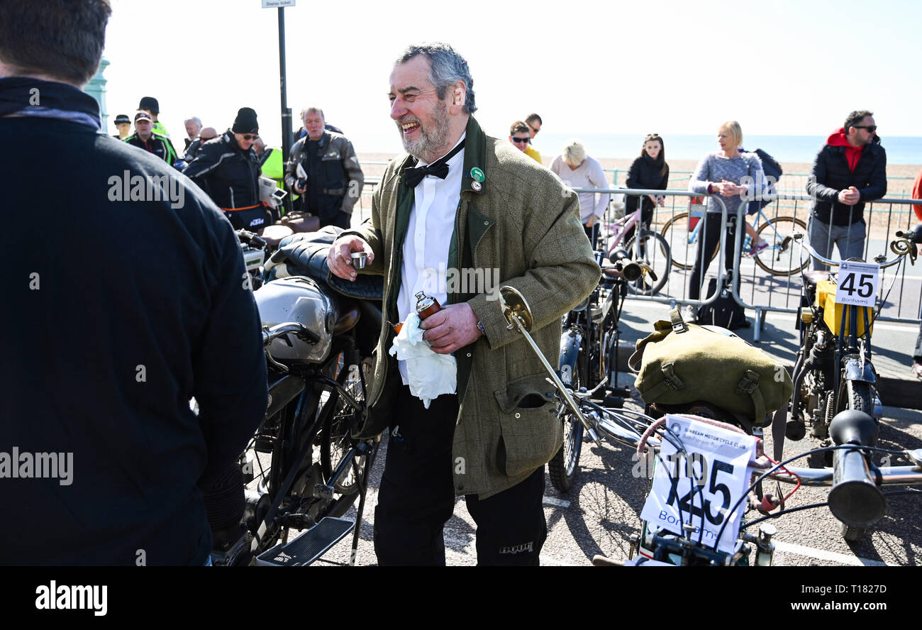 Brighton, Regno Unito. Il 24 marzo 2019. David Jones con il suo 1913 Ariel gode di un drink dopo aver completato l'ottantesimo anniversario Pioneer eseguire per pre 2015 veterano motocicli . La corsa organizzata da Sunbeam Motor Club ciclo comincia in Epsom Downs nel Surrey e finiture in Madeira Drive sul lungomare di Brighton Credito: Simon Dack/Alamy Live News Foto Stock