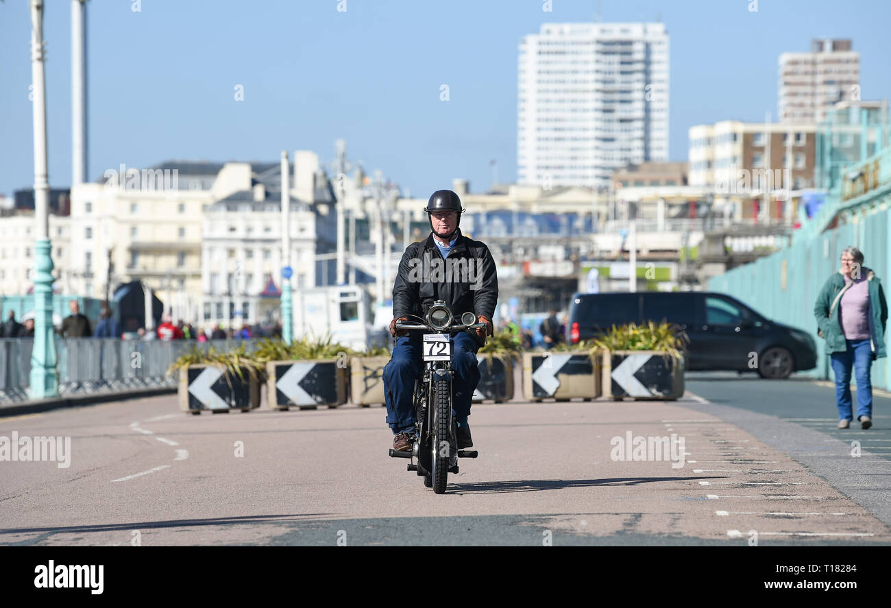 Brighton, Regno Unito. Il 24 marzo 2019. Clive Boothman sul suo 1910 Rex termina l'ottantesimo anniversario Pioneer eseguire per pre 2015 veterano motocicli in Brighton. La corsa organizzata da Sunbeam Motor Club ciclo comincia in Epsom Downs nel Surrey e finiture in Madeira Drive sul lungomare di Brighton. Credito: Simon Dack/Alamy Live News Foto Stock