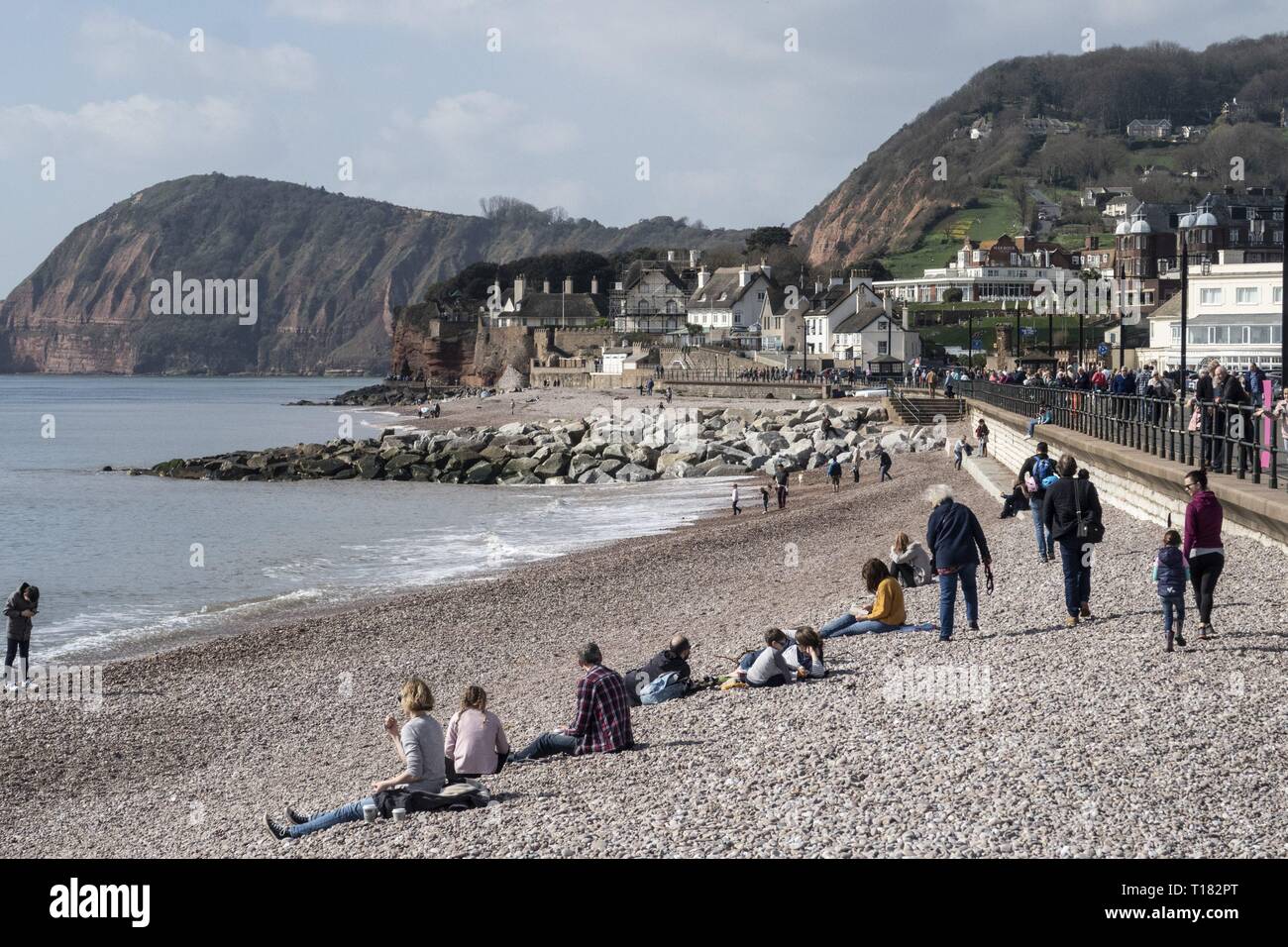 Sidmouth, Regno Unito. 24 Mar, 2019. Una macchia di sole caldo tentati di persone sulle spiagge a Sidmouth. Credit: Foto centrale/Alamy Live News Foto Stock