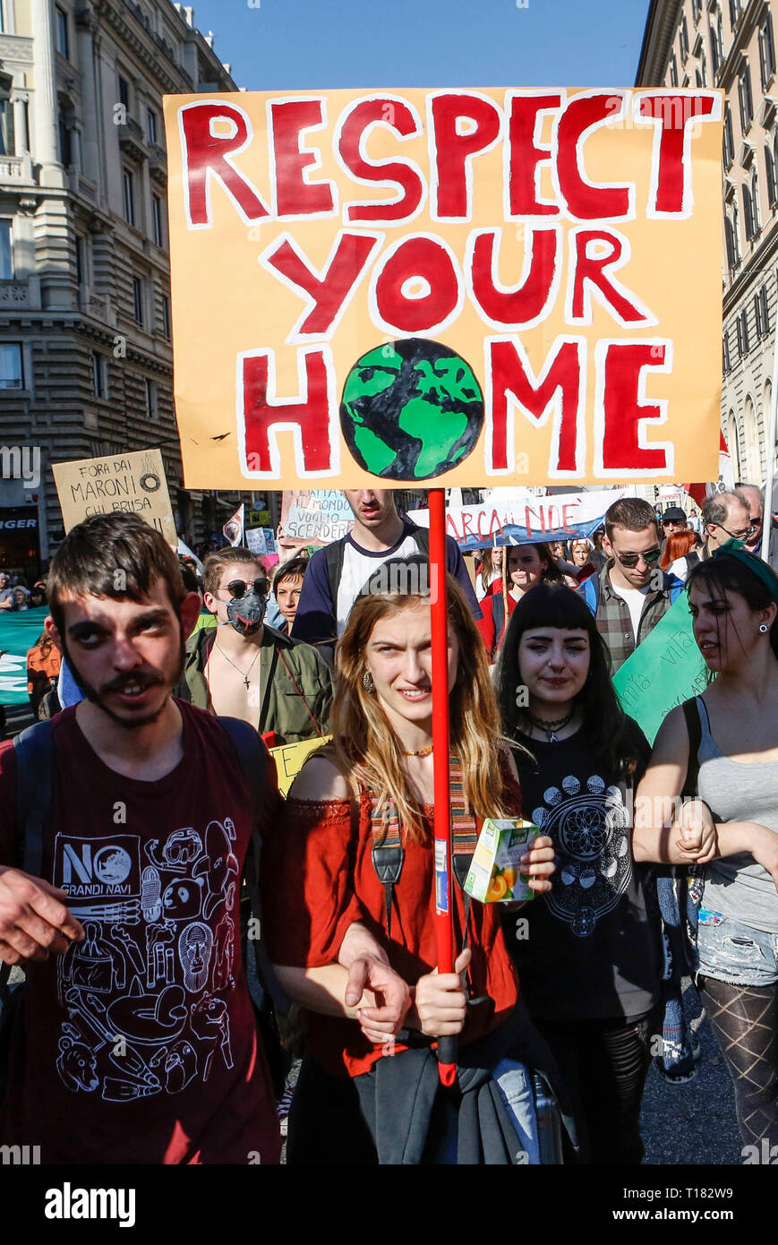 Roma, Italia, 23 marzo, 2019. Il dimostratore partecipare a marzo per il clima contro il riscaldamento globale e contro grandi opere come TAV (treno ad alta velocità), toccare (Trans Adriatic Pipeline), MUOS (Utente Mobile sistema oggettivo) ecc. © immagini di aggiornamento/Alamy Live News Foto Stock