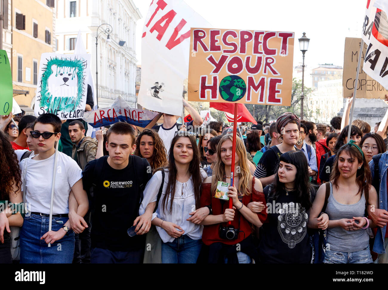 Roma, Italia, 23 marzo, 2019. Il dimostratore partecipare a marzo per il clima contro il riscaldamento globale e contro grandi opere come TAV (treno ad alta velocità), toccare (Trans Adriatic Pipeline), MUOS (Utente Mobile sistema oggettivo) ecc. © immagini di aggiornamento/Alamy Live News Foto Stock