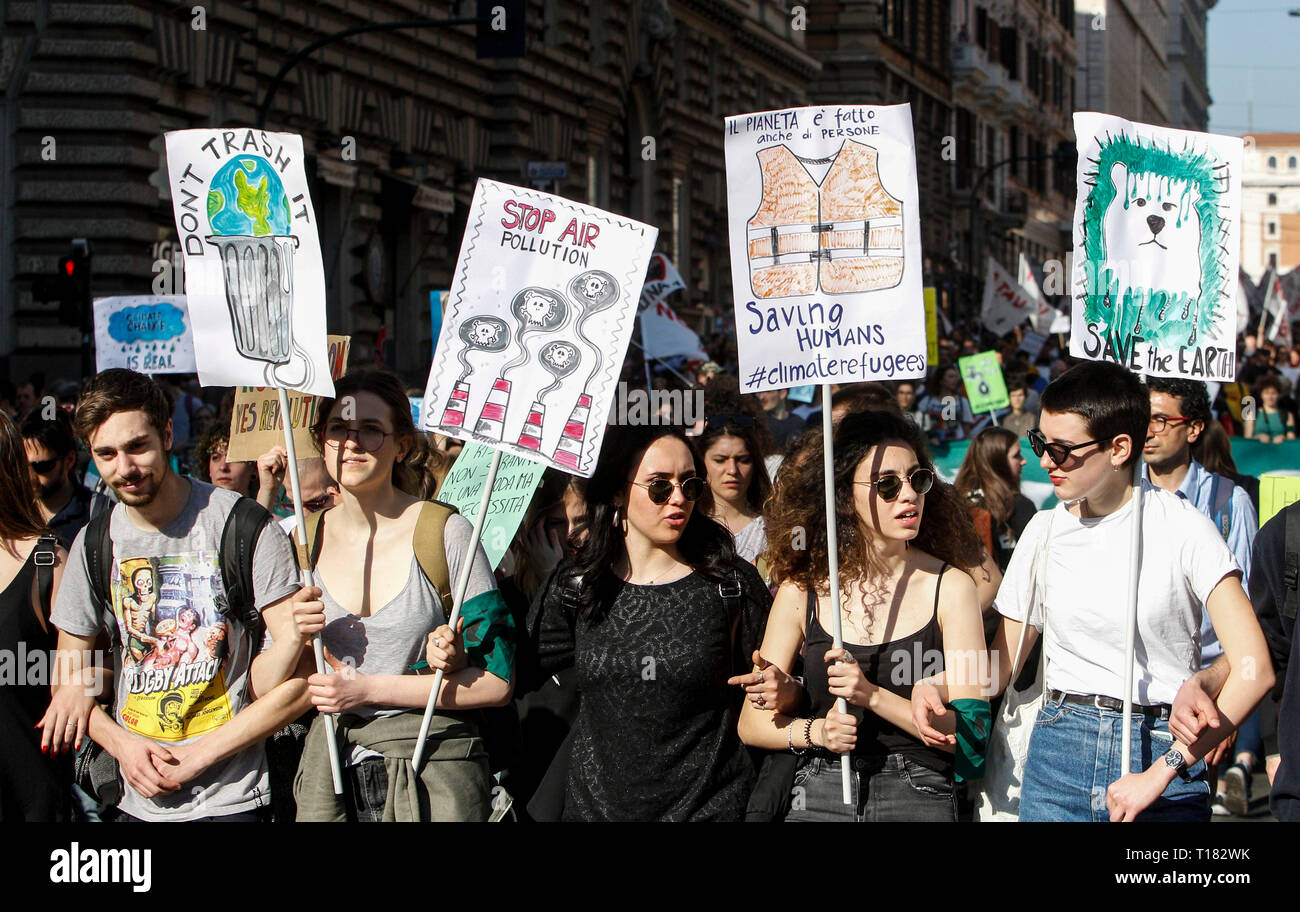 Roma, Italia, 23 marzo, 2019. Il dimostratore partecipare a marzo per il clima contro il riscaldamento globale e contro grandi opere come TAV (treno ad alta velocità), toccare (Trans Adriatic Pipeline), MUOS (Utente Mobile sistema oggettivo) ecc. © immagini di aggiornamento/Alamy Live News Foto Stock