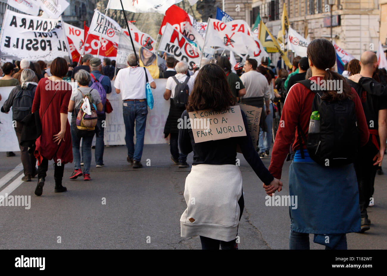 Roma, Italia, 23 marzo, 2019. Il dimostratore partecipare a marzo per il clima contro il riscaldamento globale e contro grandi opere come TAV (treno ad alta velocità), toccare (Trans Adriatic Pipeline), MUOS (Utente Mobile sistema oggettivo) ecc. © immagini di aggiornamento/Alamy Live News Foto Stock