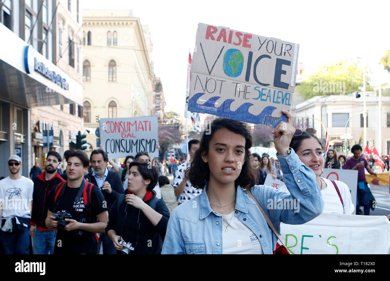 Roma, Italia, 23 marzo, 2019. Il dimostratore partecipare a marzo per il clima contro il riscaldamento globale e contro grandi opere come TAV (treno ad alta velocità), toccare (Trans Adriatic Pipeline), MUOS (Utente Mobile sistema oggettivo) ecc. © immagini di aggiornamento/Alamy Live News Foto Stock