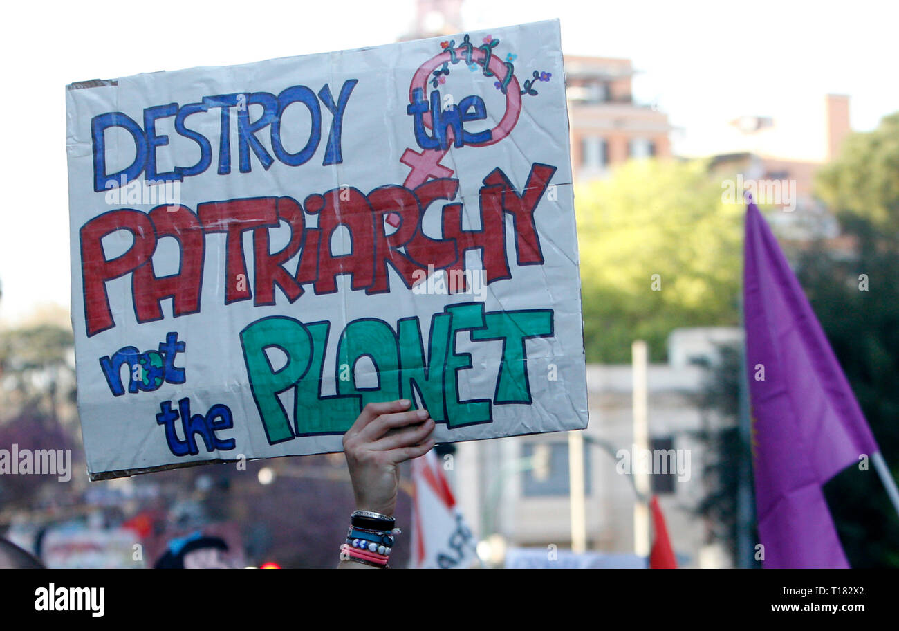 Roma, Italia, 23 marzo, 2019. Il dimostratore partecipare a marzo per il clima contro il riscaldamento globale e contro grandi opere come TAV (treno ad alta velocità), toccare (Trans Adriatic Pipeline), MUOS (Utente Mobile sistema oggettivo) ecc. © immagini di aggiornamento/Alamy Live News Foto Stock